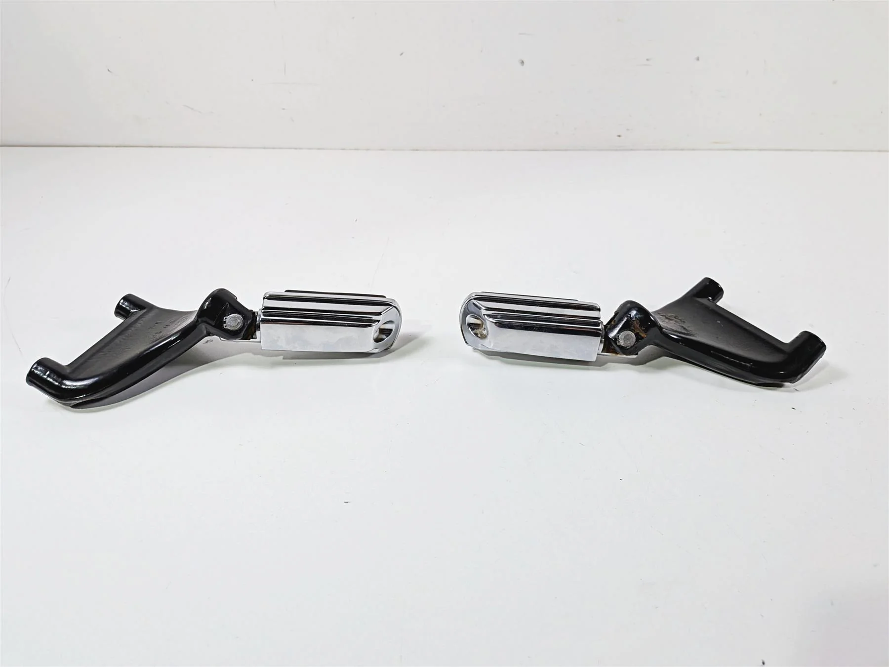 2006 Harley Sportster XL883 Low Passenger Foot Peg Set Chrome 49314-04 49315-04 - Image 5