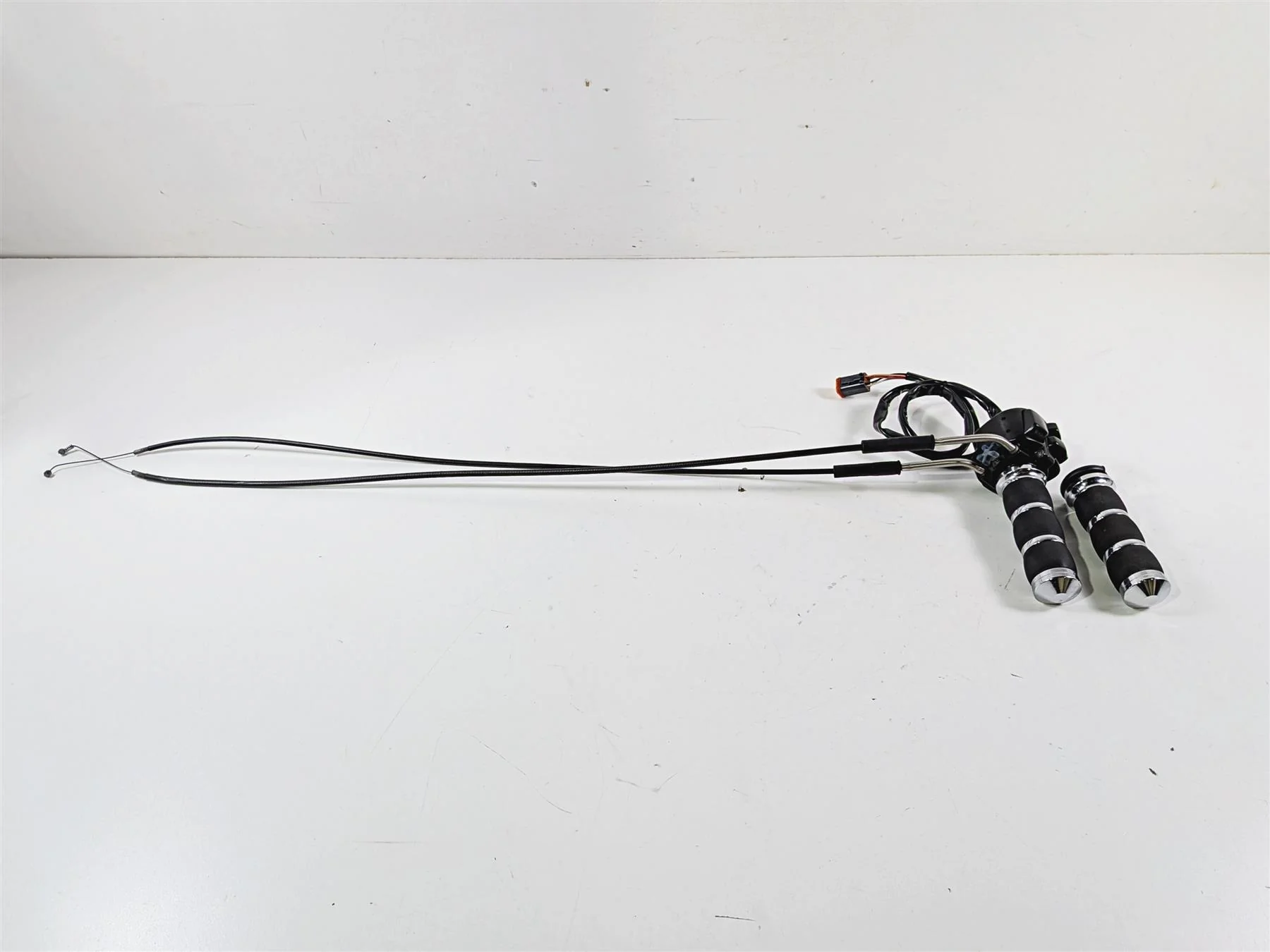 2006 Harley Sportster XL883 Low Right Hand Control Switch 71684-06A 71683-06A - Image 2