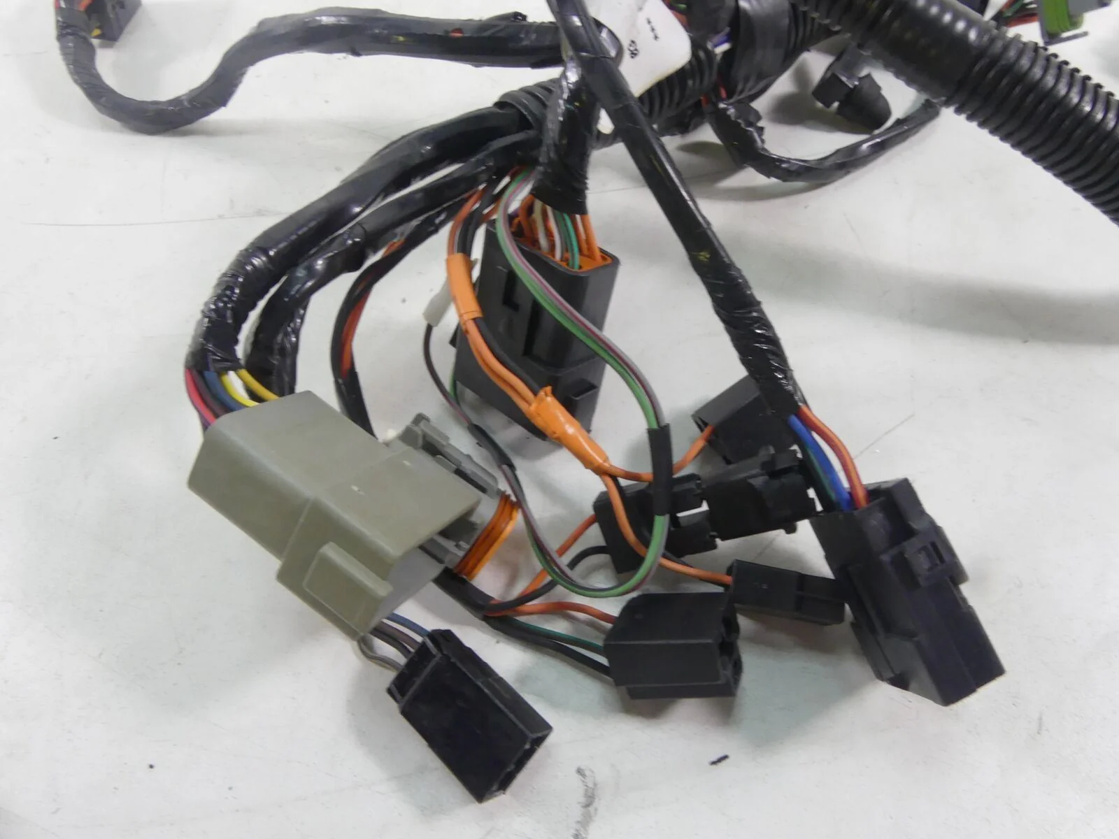 2006 Harley Touring FLHCU SE CVO Front Fairing Wiring Harness - No Cut 70232-06 - Image 3