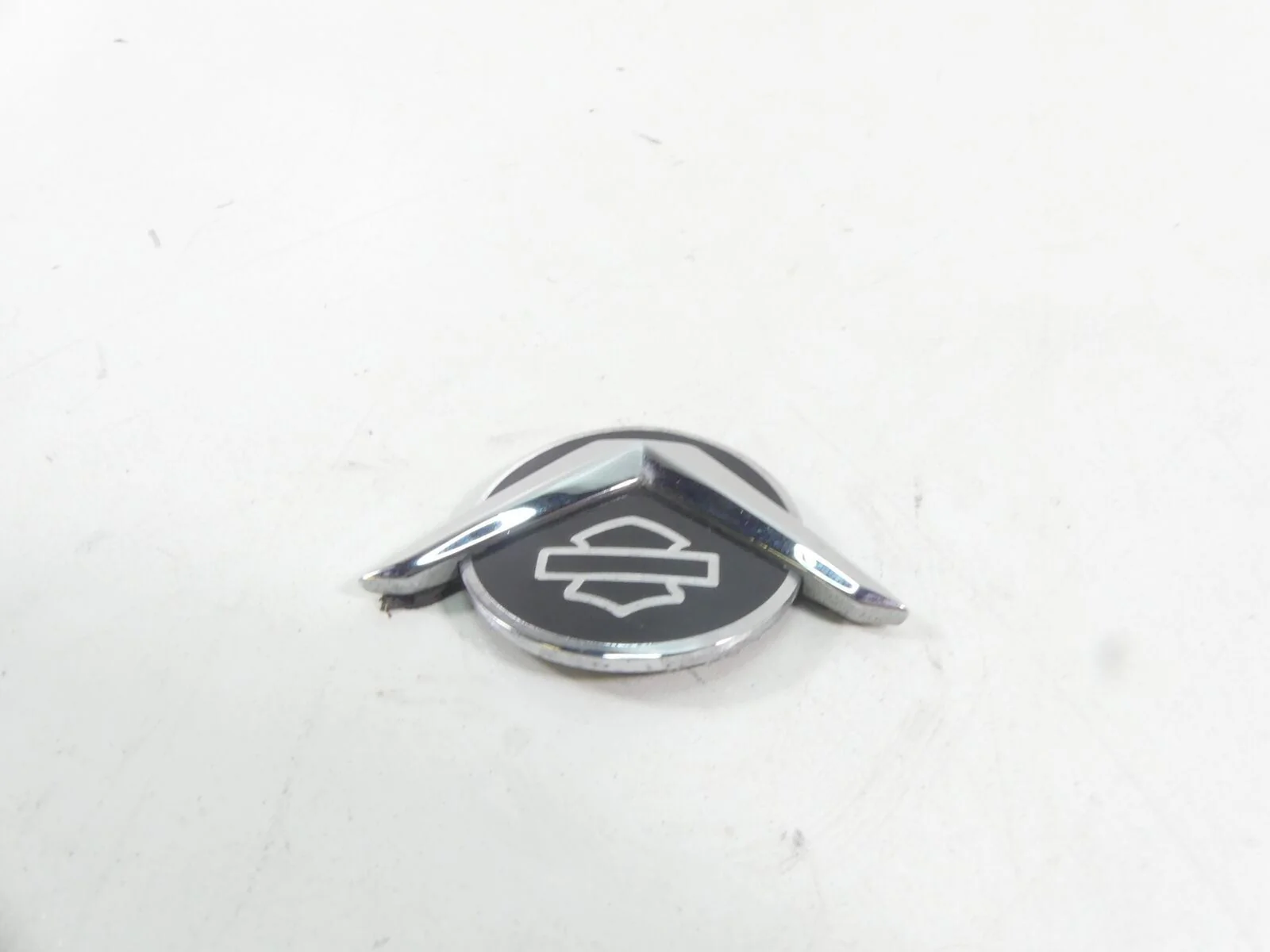 2006 Harley Touring FLHCU SE CVO Rear Fender Tire Hugger Emblem 59423-03 - Image 2
