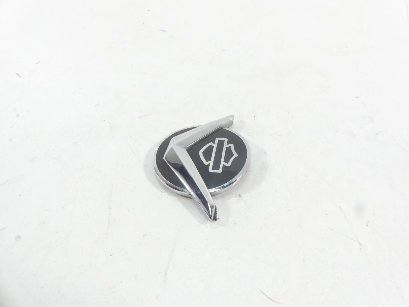 2006 Harley Touring FLHCU SE CVO Rear Fender Tire Hugger Emblem 59423-03 - Image 3