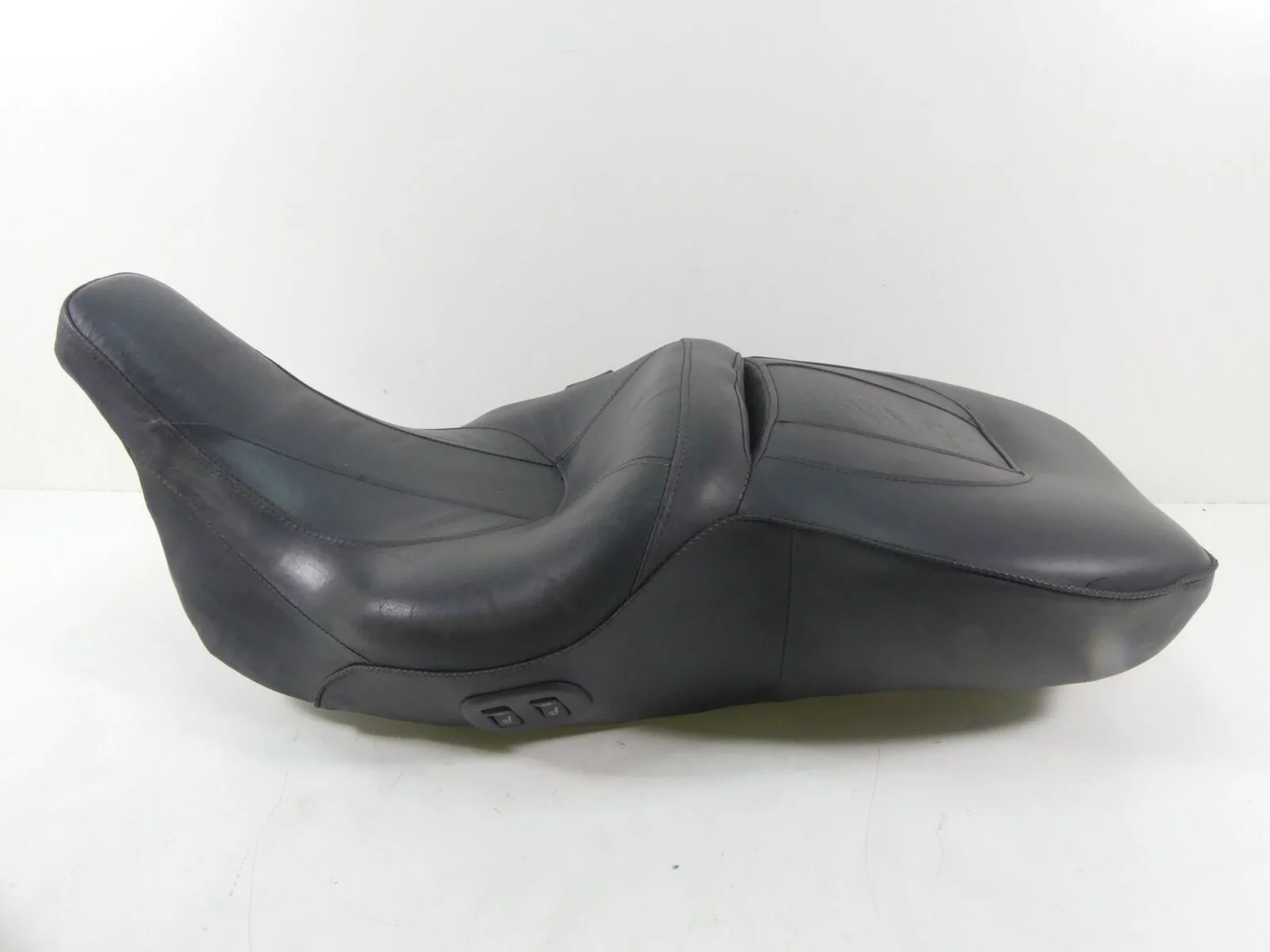 2006 Harley Touring FLHTCU SE CVO Heated Dual Driver Seat Saddle - Read 51718-06