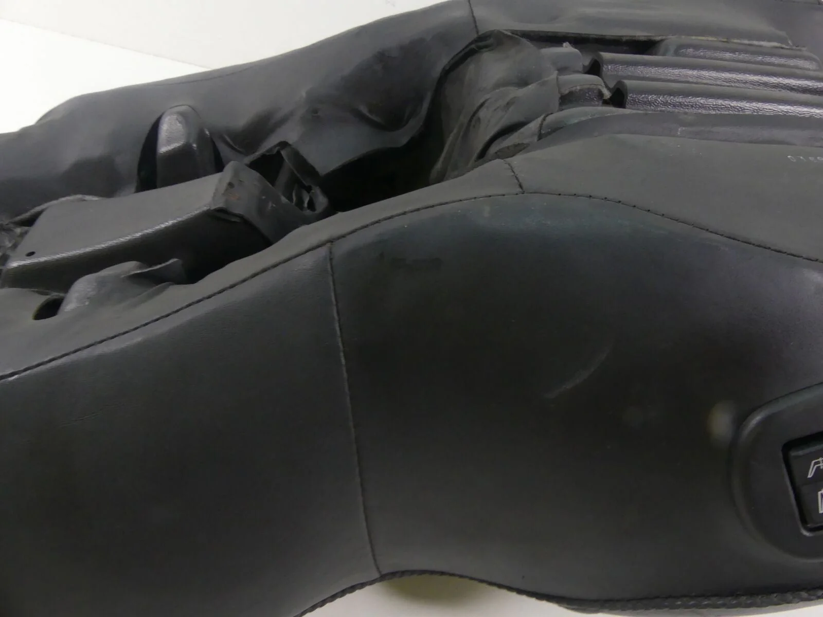 2006 Harley Touring FLHTCU SE CVO Heated Dual Driver Seat Saddle - Read 51718-06 - Image 12