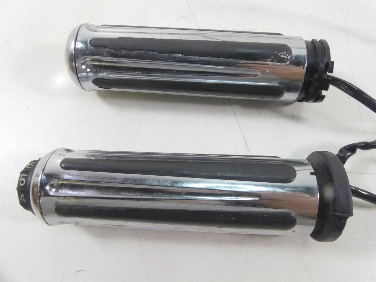 2006 Harley Touring FLHTCU SE CVO Heated Hand Throttle Grip Set 56847-06 - Image 6