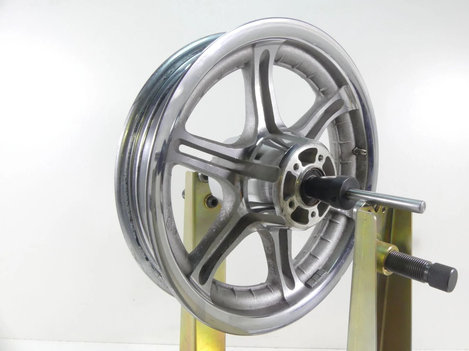 2006 Harley Touring FLHTCU SE CVO Straight Front Wheel Rim 16x3 43920-02 - Image 4
