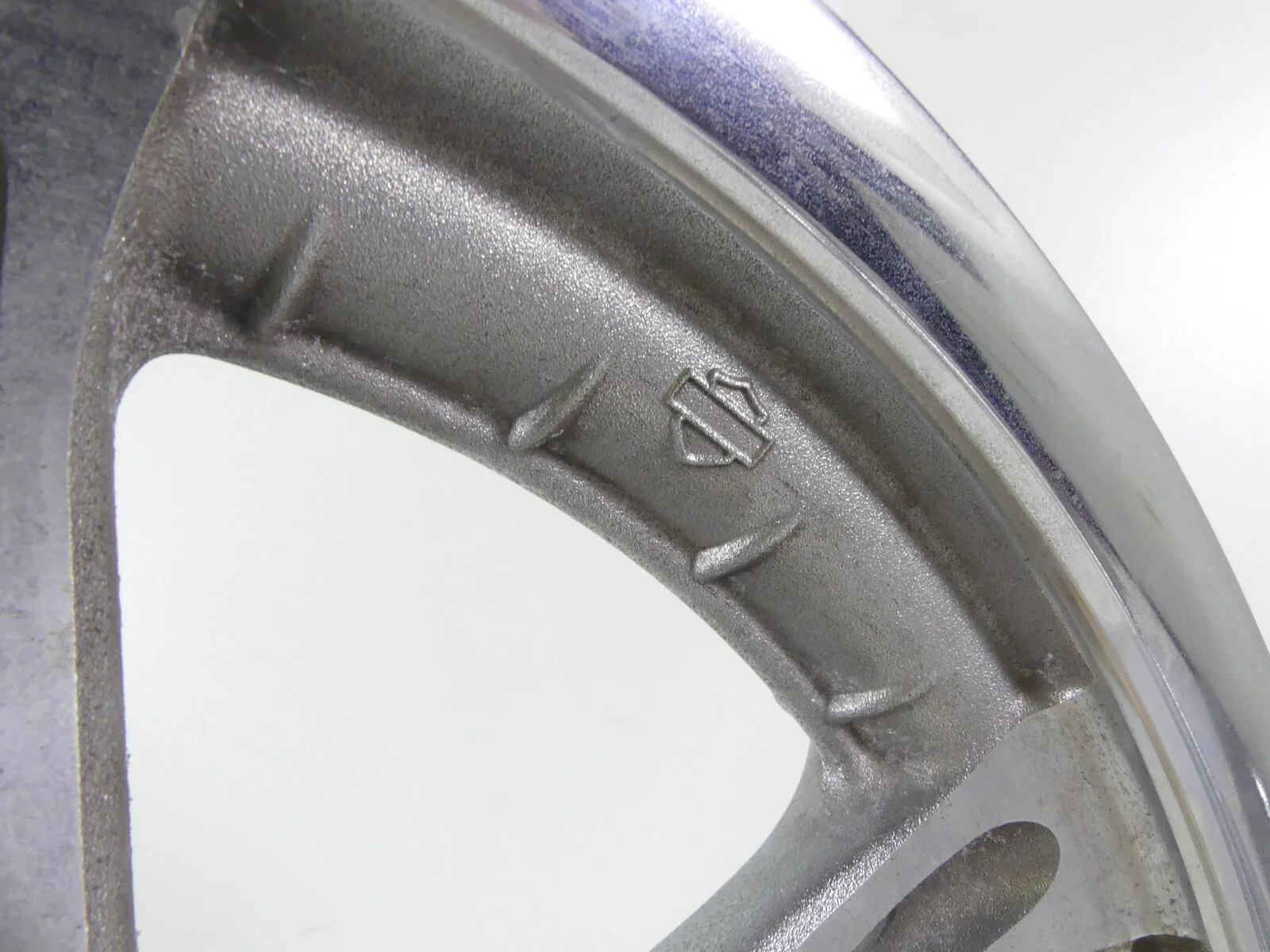 2006 Harley Touring FLHTCU SE CVO Straight Front Wheel Rim 16x3 43920-02 - Image 7
