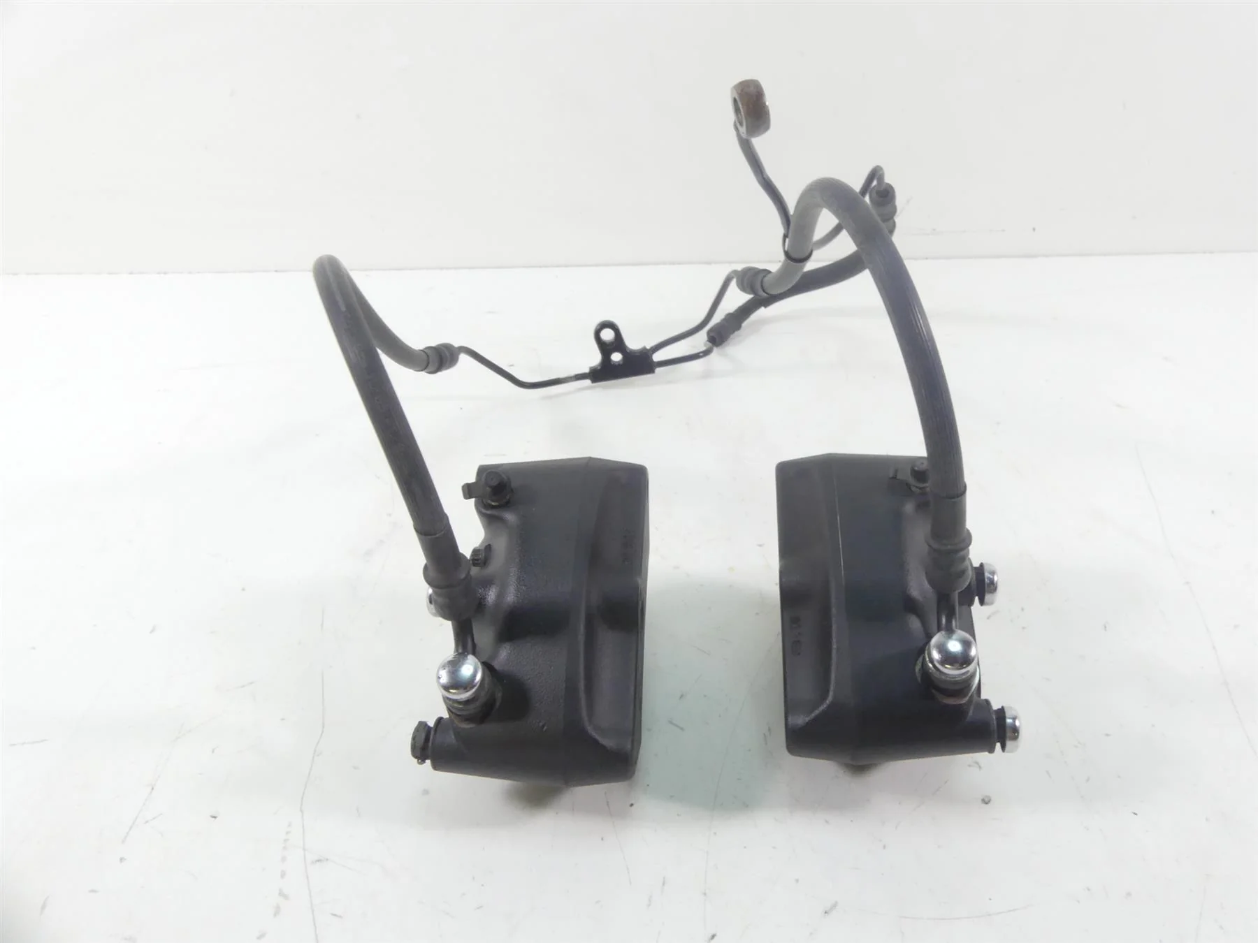 2006 Harley Touring FLHTCUI Electra Glide Front Brake Caliper Set 44046-00D - Image 2