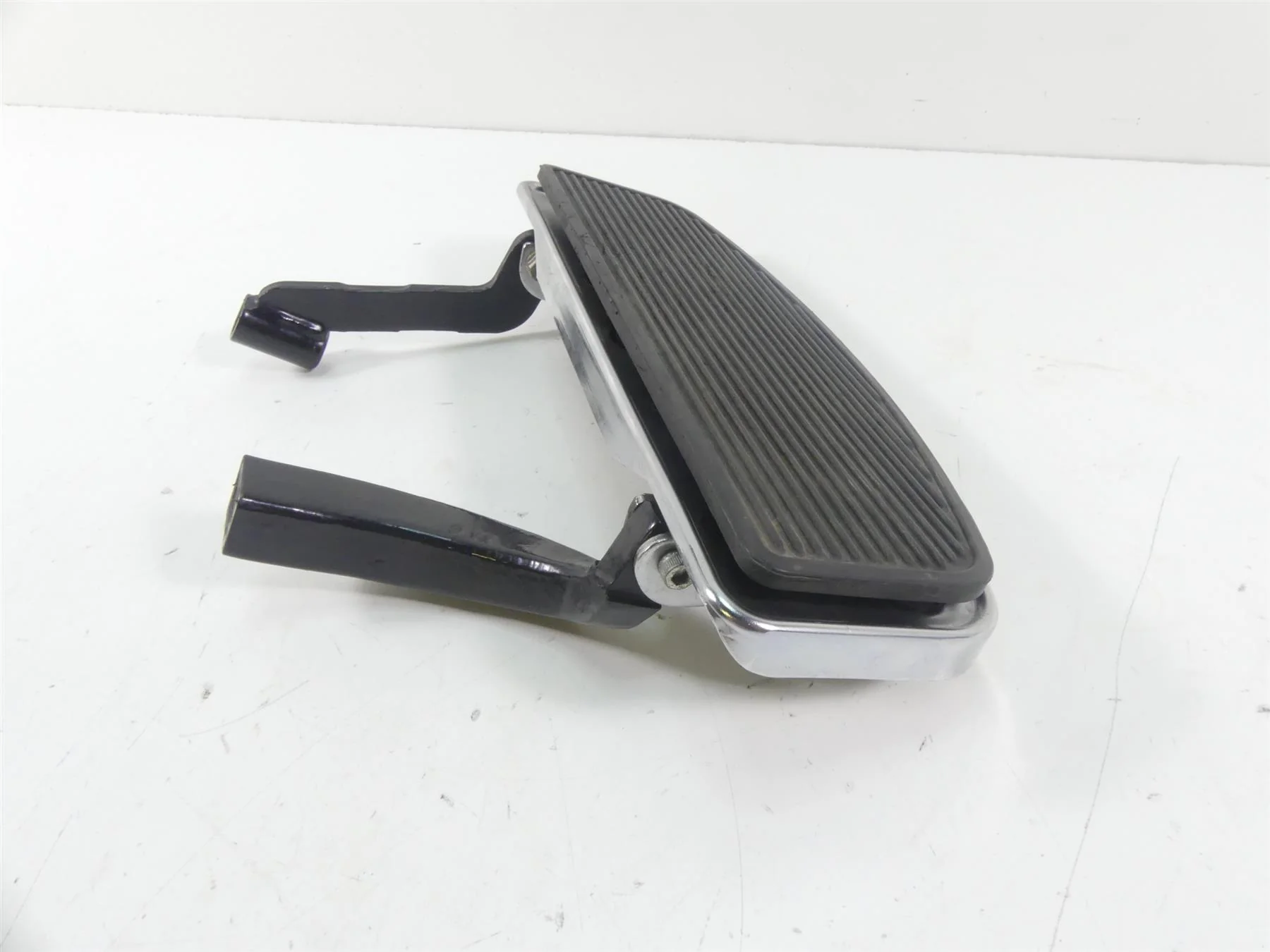 2006 Harley Touring FLHTCUI Electra Glide Front Right Floor Board 50518-83B - Image 3