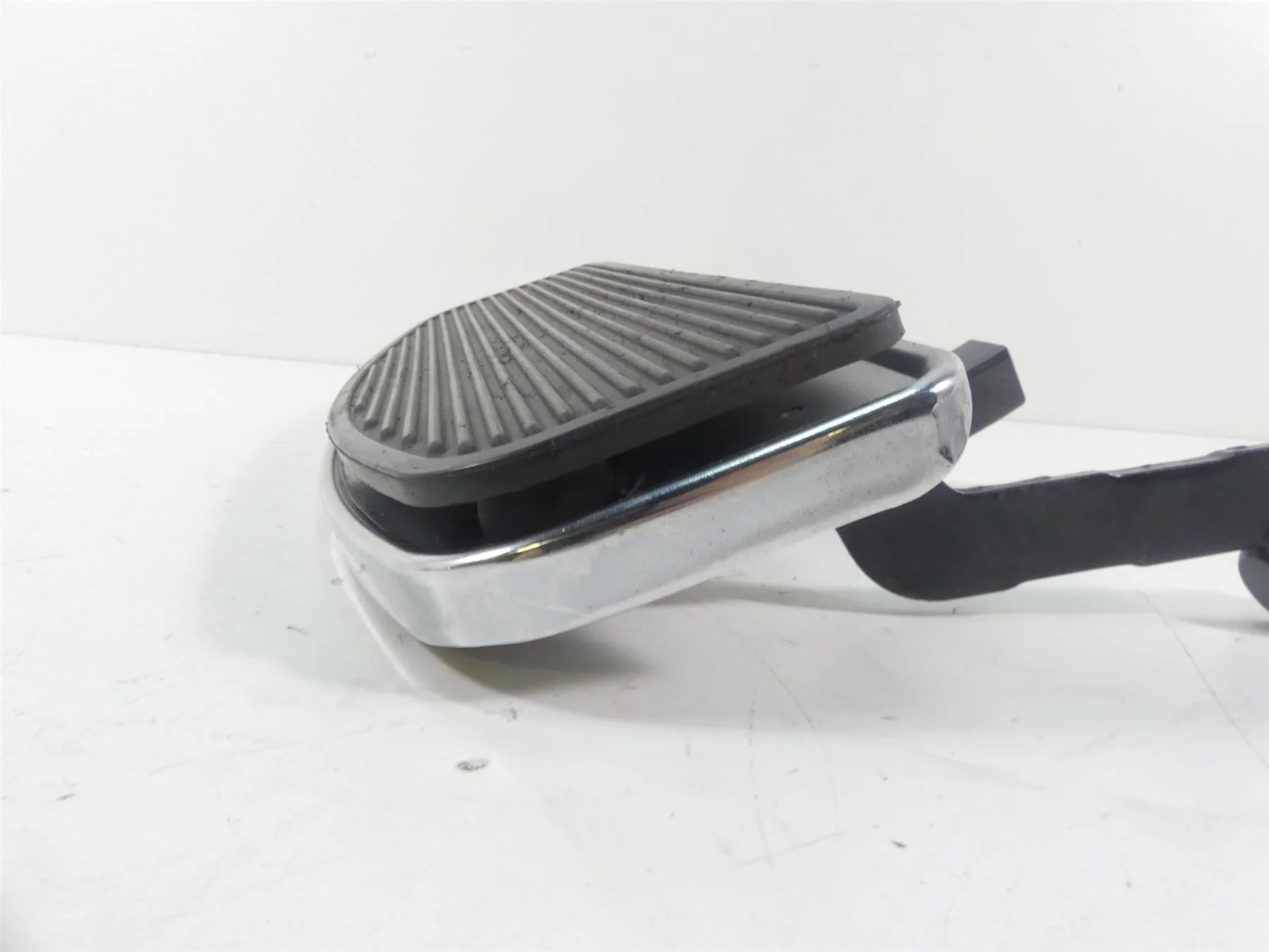 2006 Harley Touring FLHTCUI Electra Glide Front Right Floor Board 50518-83B - Image 7