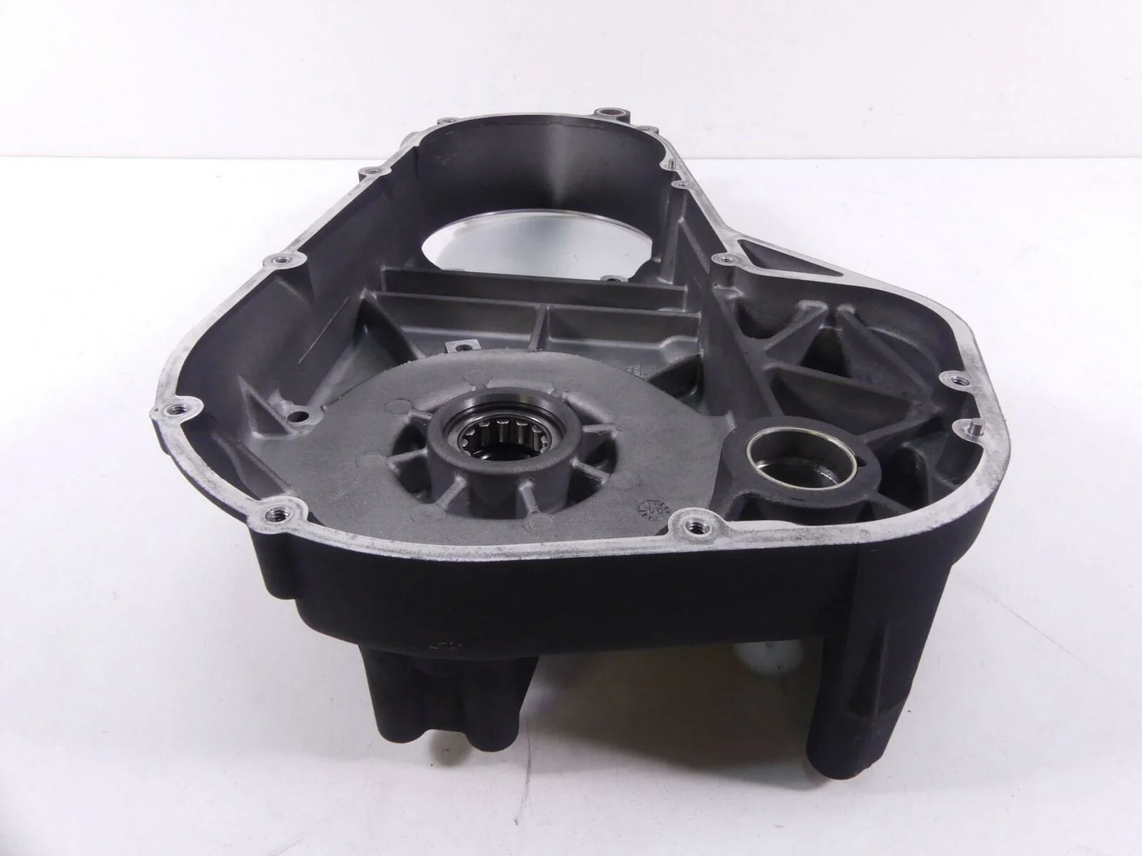 2006 Harley Touring FLHTCUI Electra Glide Inner Primary Drive Cover 60677-01C - Image 4