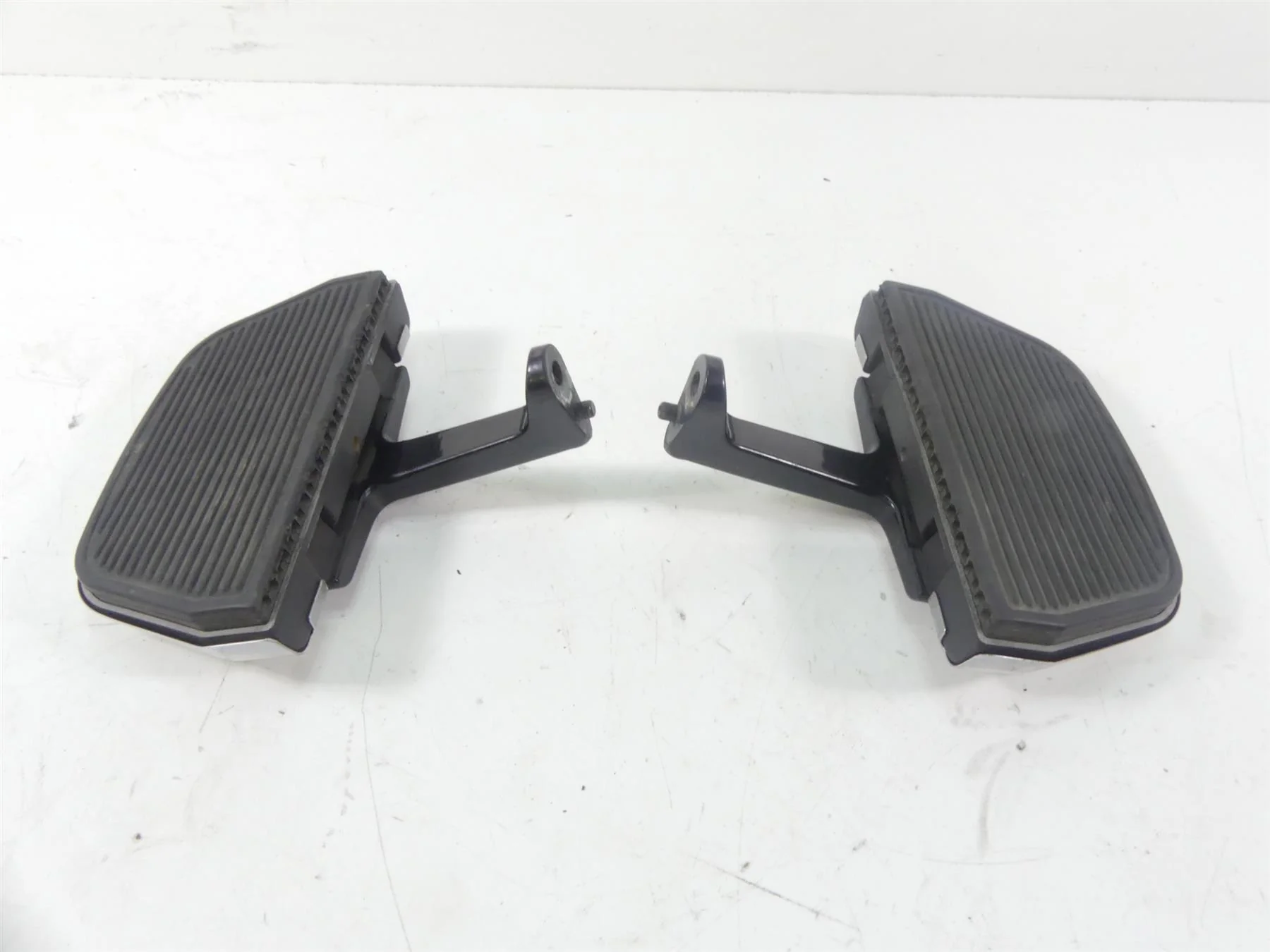 2006 Harley Touring FLHTCUI Electra Glide Passenger Floor Board Set 52719-93B - Image 2