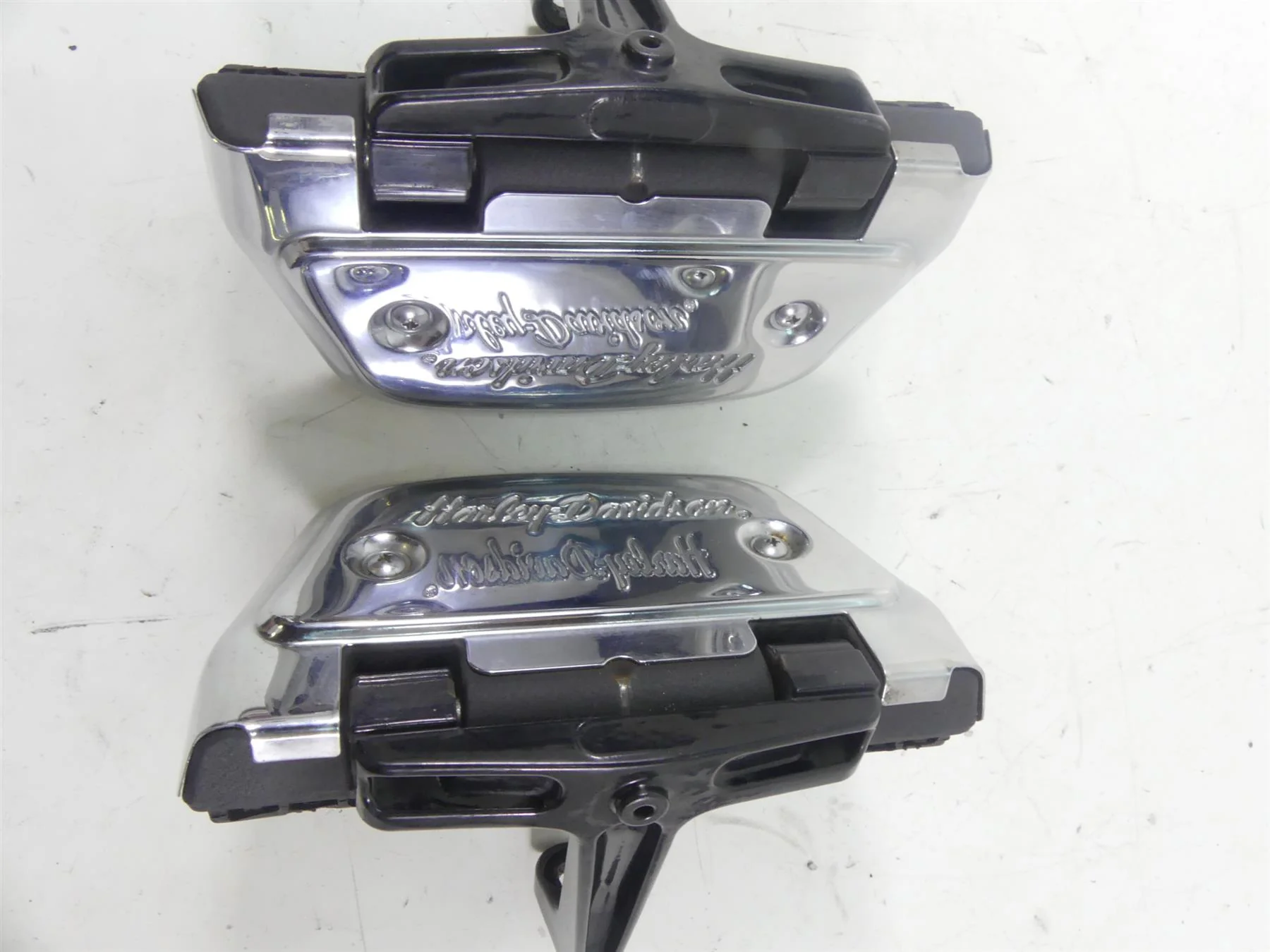2006 Harley Touring FLHTCUI Electra Glide Passenger Floor Board Set 52719-93B - Image 8