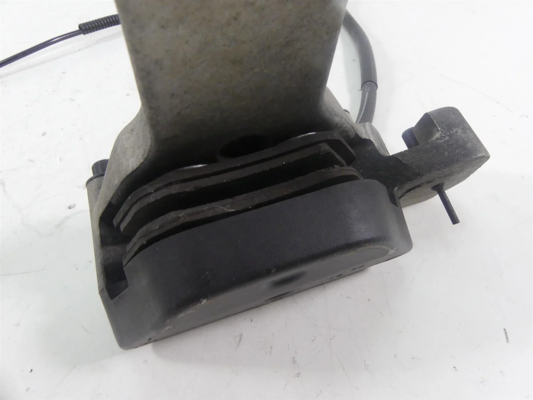 2006 Harley Touring FLHTCUI Electra Glide Rear Caliper & Line 44080-02C - Image 6