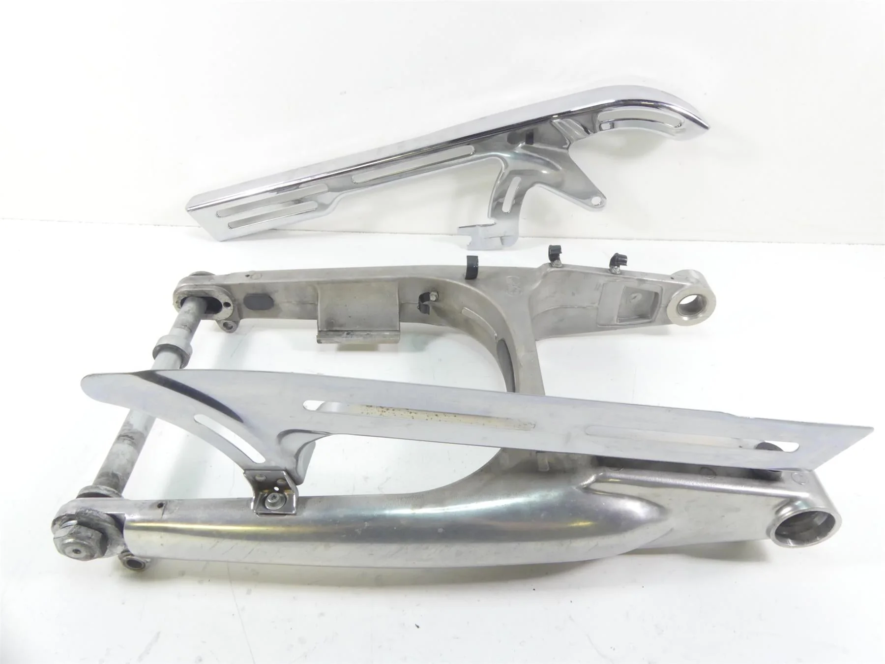 2006 Harley VRSCD Night V Rod Rear Swingarm Swing Arm & Axle Set 48372-05A