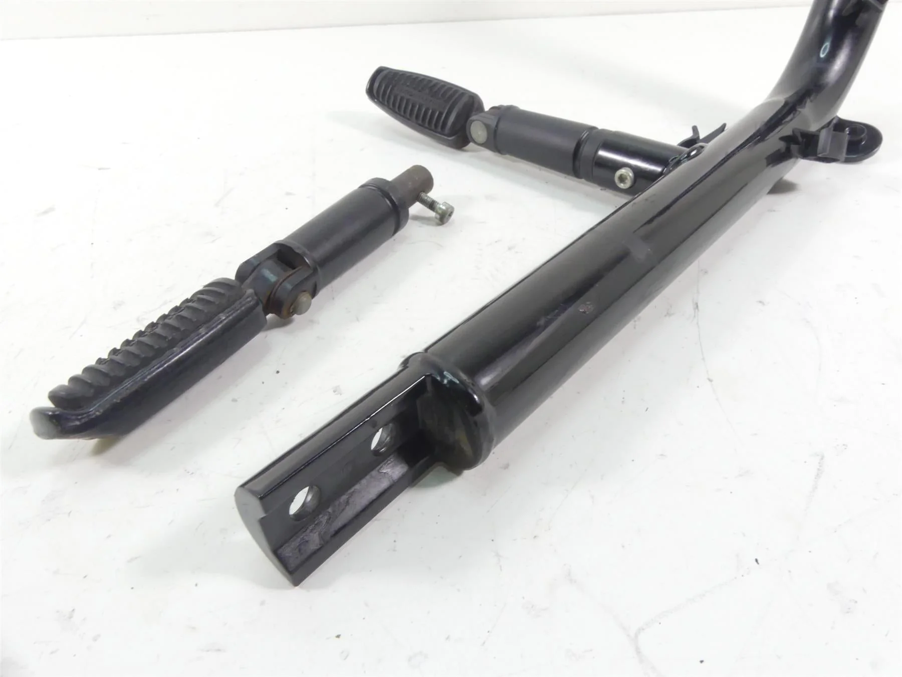 2006 Harley VRSCD Night V Rod Right Front Frame Downtube + Pegs 48067-06BK - Image 6