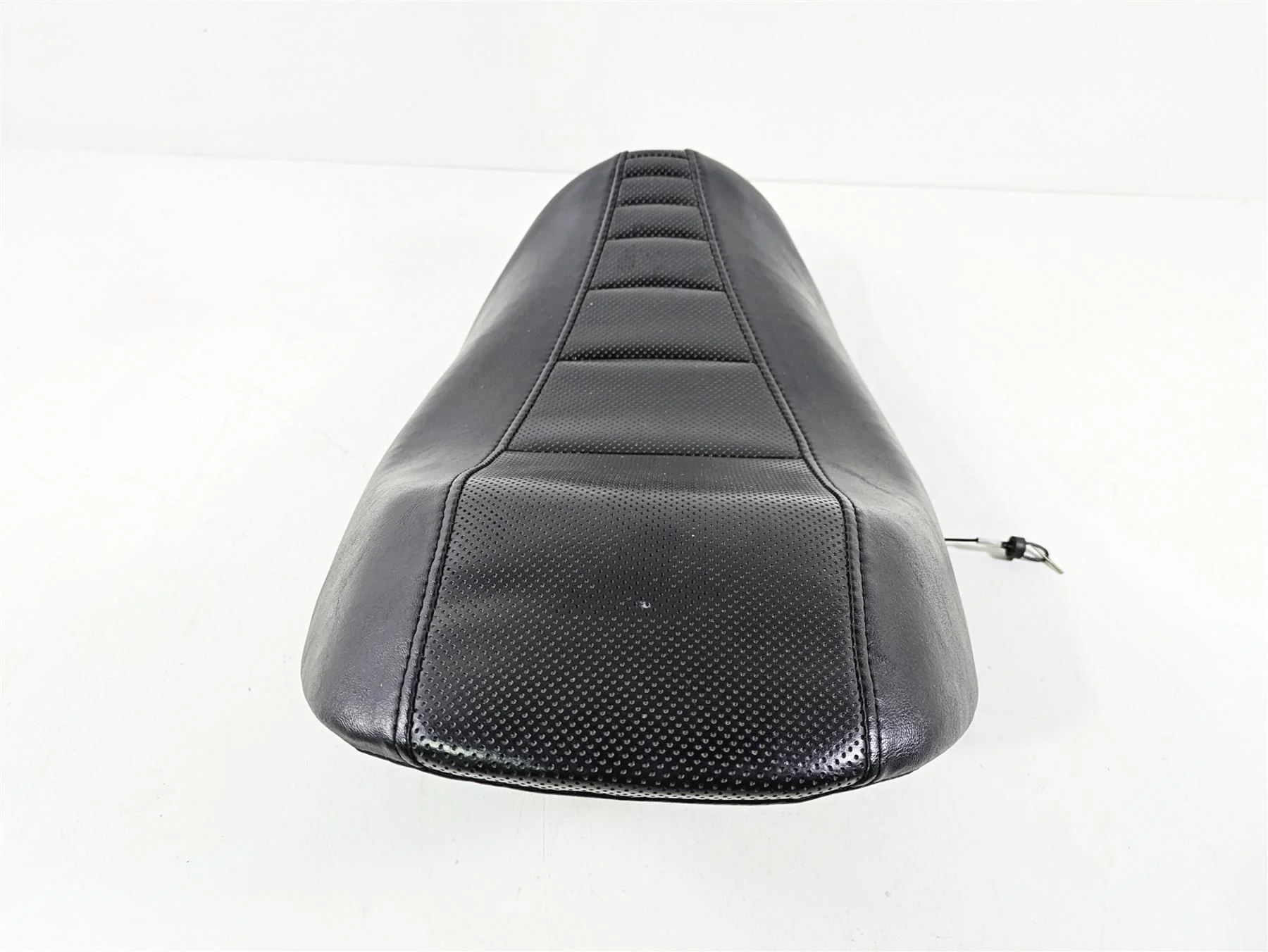 2006 Harley VRSCR Street V-Rod Front Rider Seat Saddle 52415-06 - Image 4