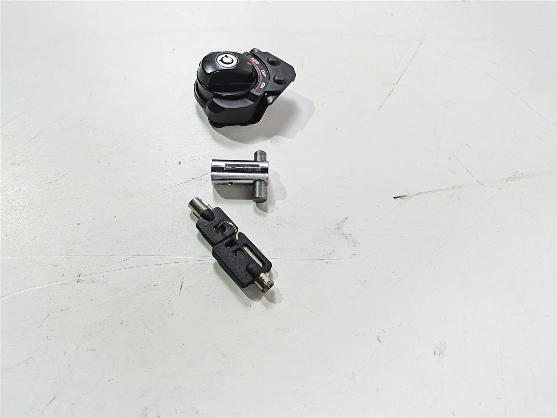 2006 Harley VRSCR Street V-Rod Ignition Switch Key Lock Set 71404-06 - Image 3