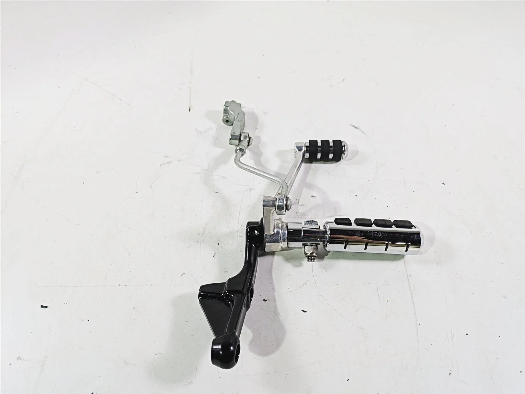 2006 Harley VRSCR Street V-Rod Left Front Footpeg & Shifter Parts 51090-06 - Image 4