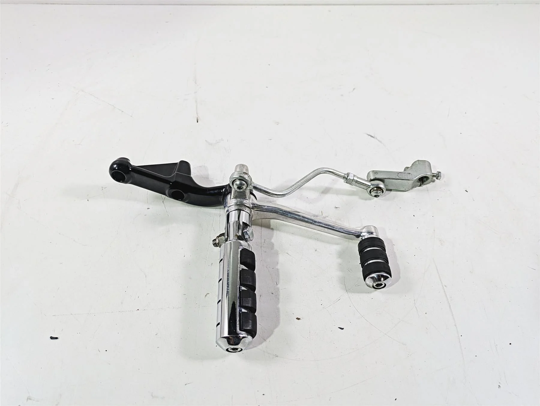 2006 Harley VRSCR Street V-Rod Left Front Footpeg & Shifter Parts 51090-06 - Image 5