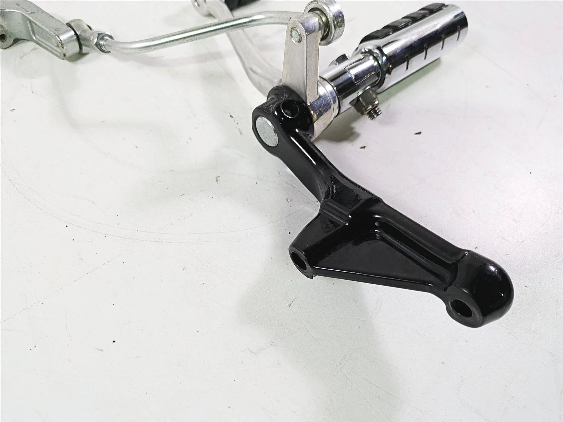2006 Harley VRSCR Street V-Rod Left Front Footpeg & Shifter Parts 51090-06 - Image 9