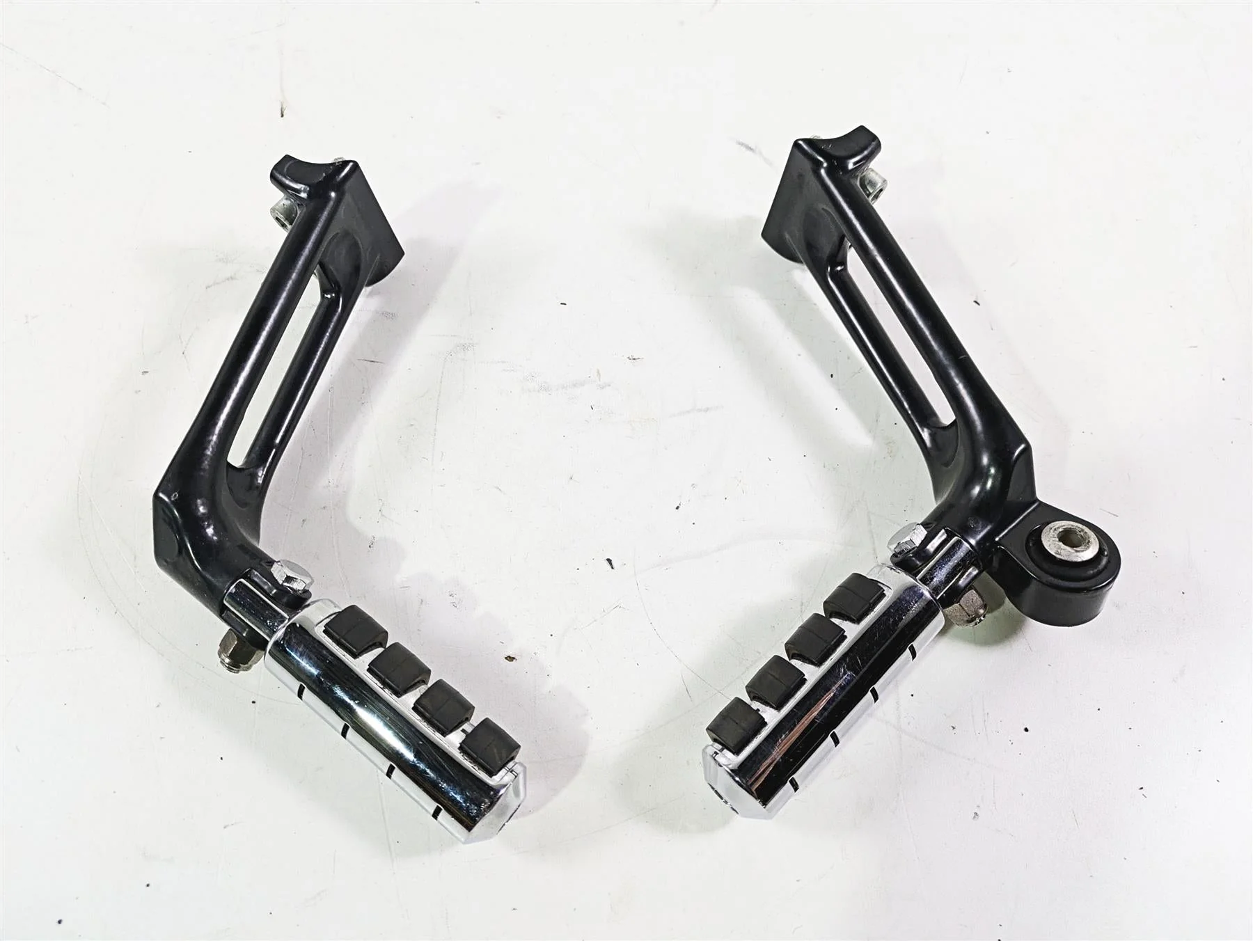 2006 Harley VRSCR Street V-Rod Passenger Footpeg Rest Set R 51087-06 L 51088-06