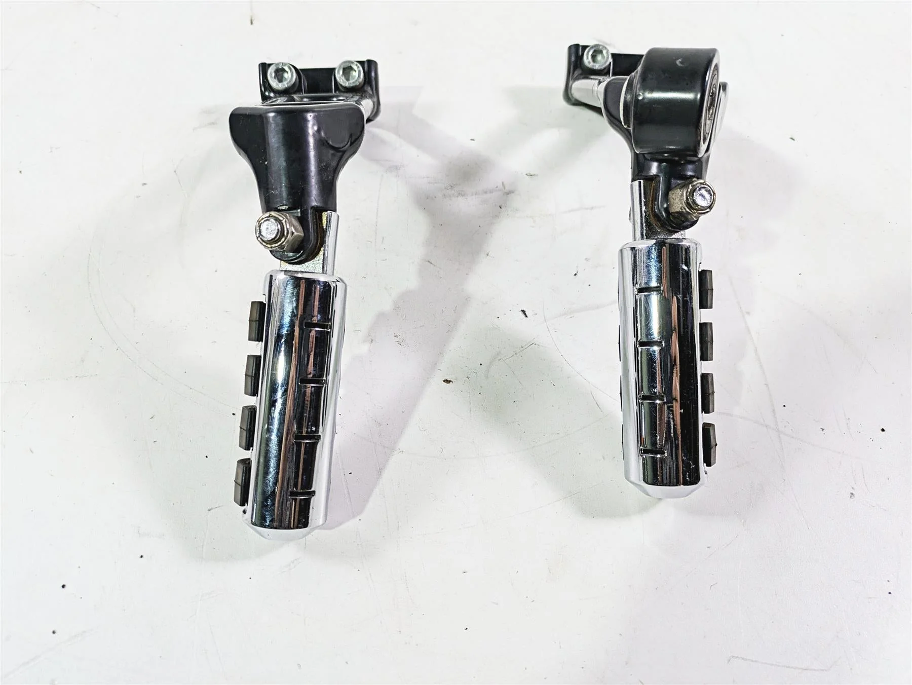 2006 Harley VRSCR Street V-Rod Passenger Footpeg Rest Set R 51087-06 L 51088-06 - Image 10
