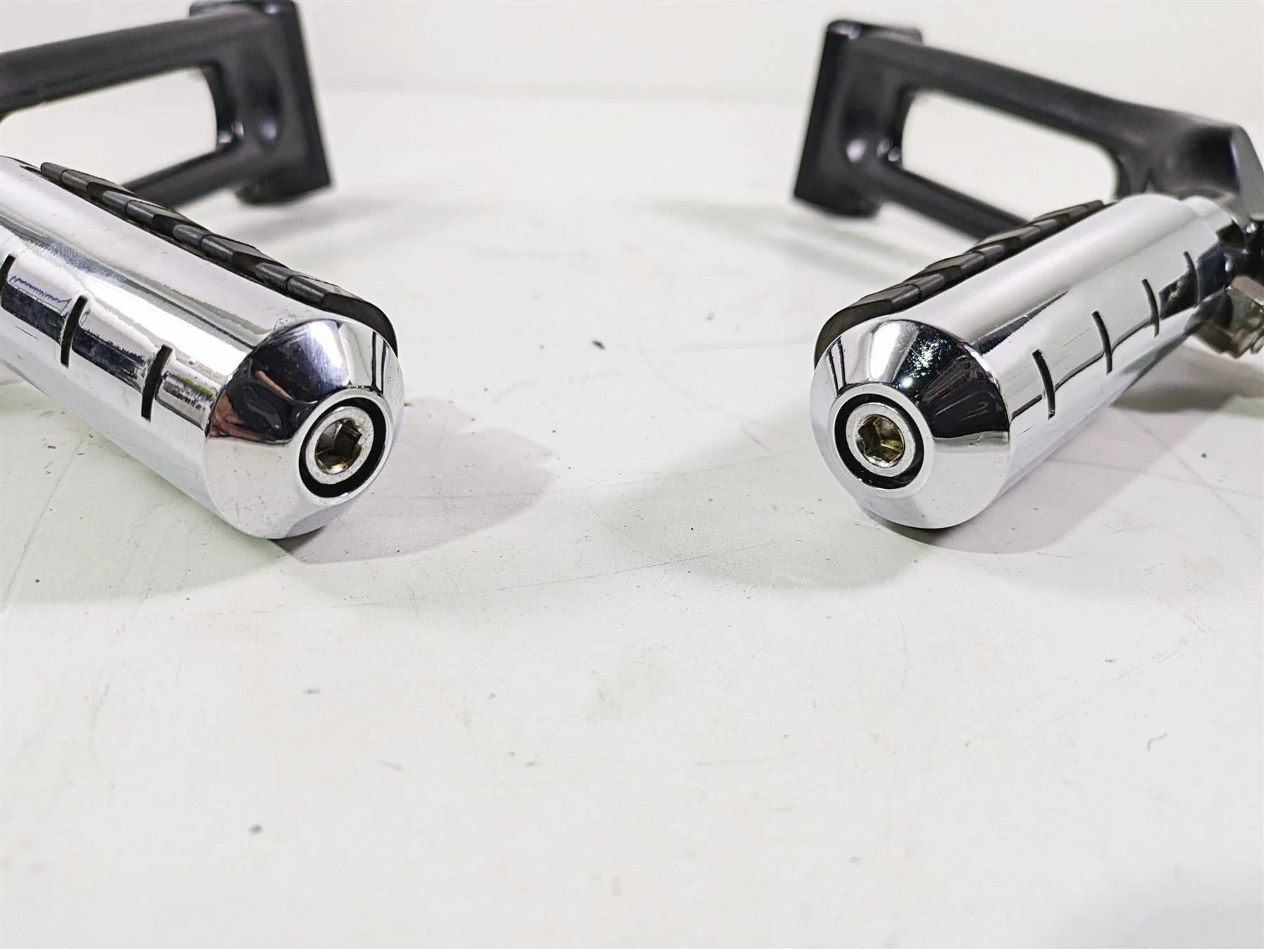 2006 Harley VRSCR Street V-Rod Passenger Footpeg Rest Set R 51087-06 L 51088-06 - Image 12