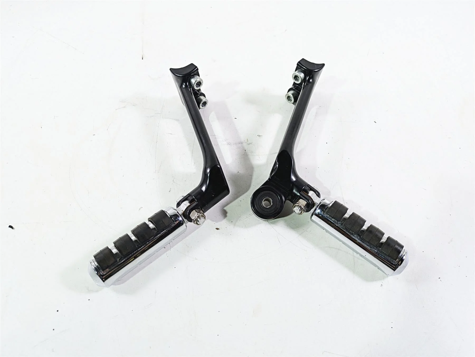 2006 Harley VRSCR Street V-Rod Passenger Footpeg Rest Set R 51087-06 L 51088-06 - Image 2