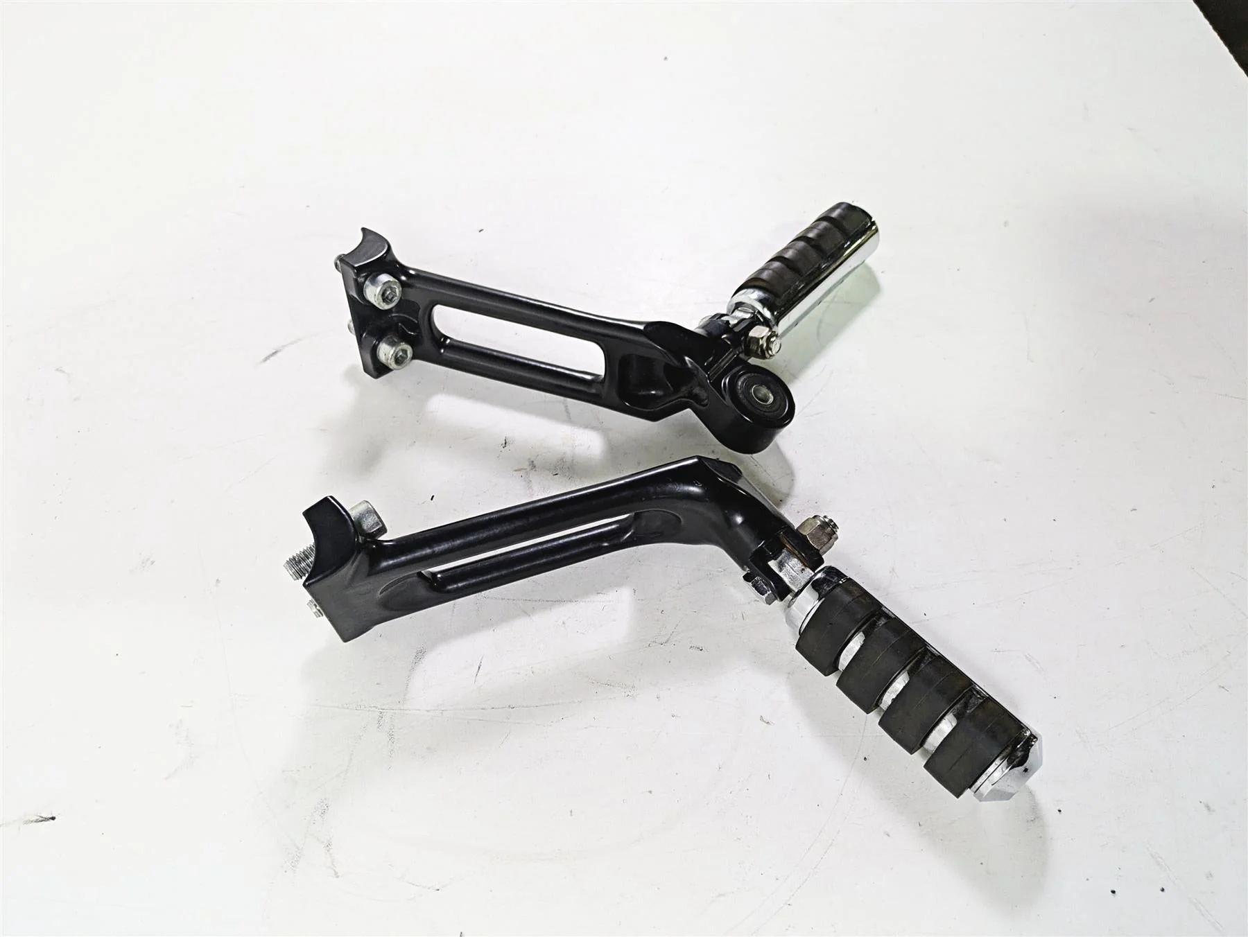 2006 Harley VRSCR Street V-Rod Passenger Footpeg Rest Set R 51087-06 L 51088-06 - Image 3