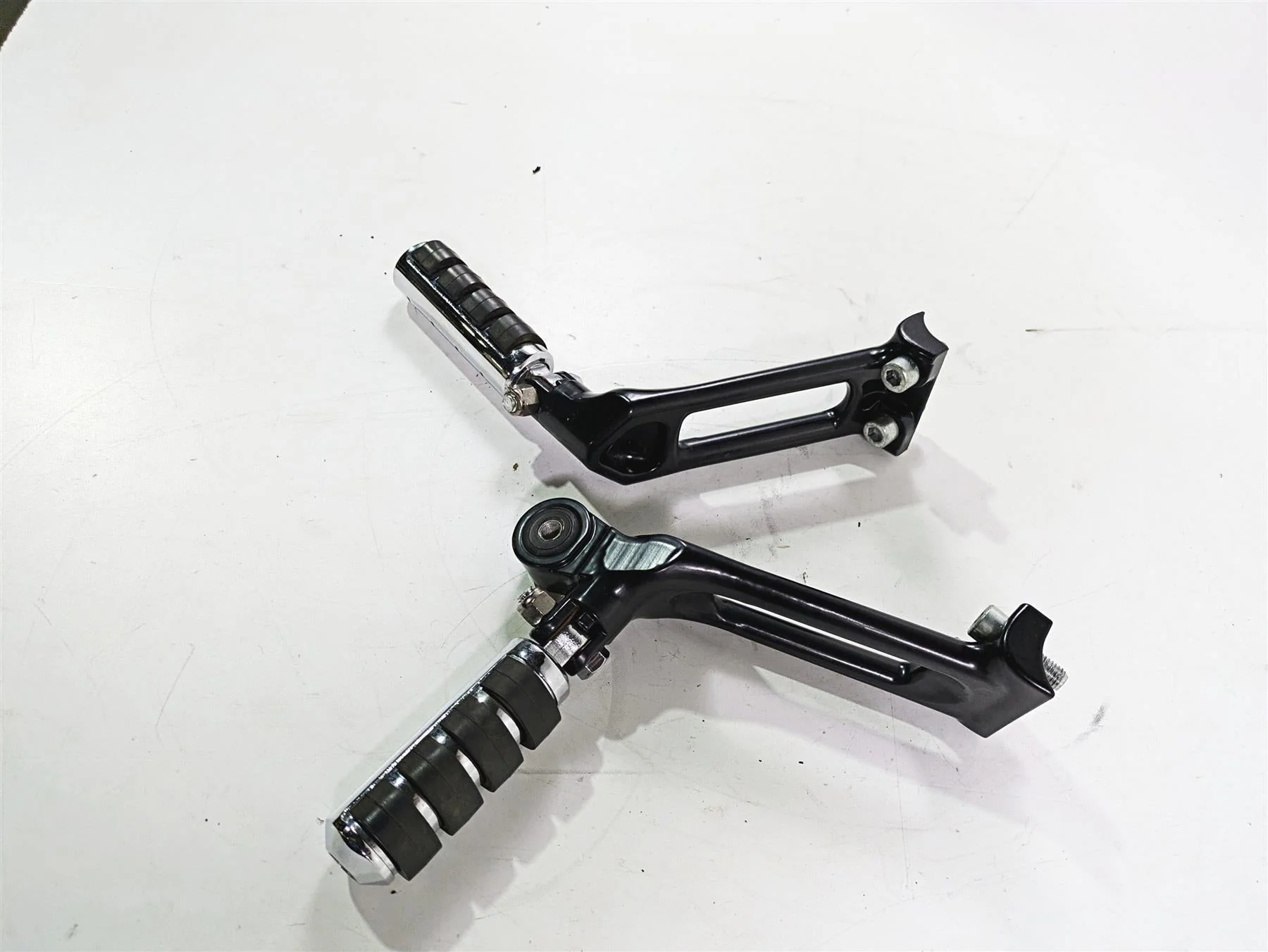 2006 Harley VRSCR Street V-Rod Passenger Footpeg Rest Set R 51087-06 L 51088-06 - Image 4