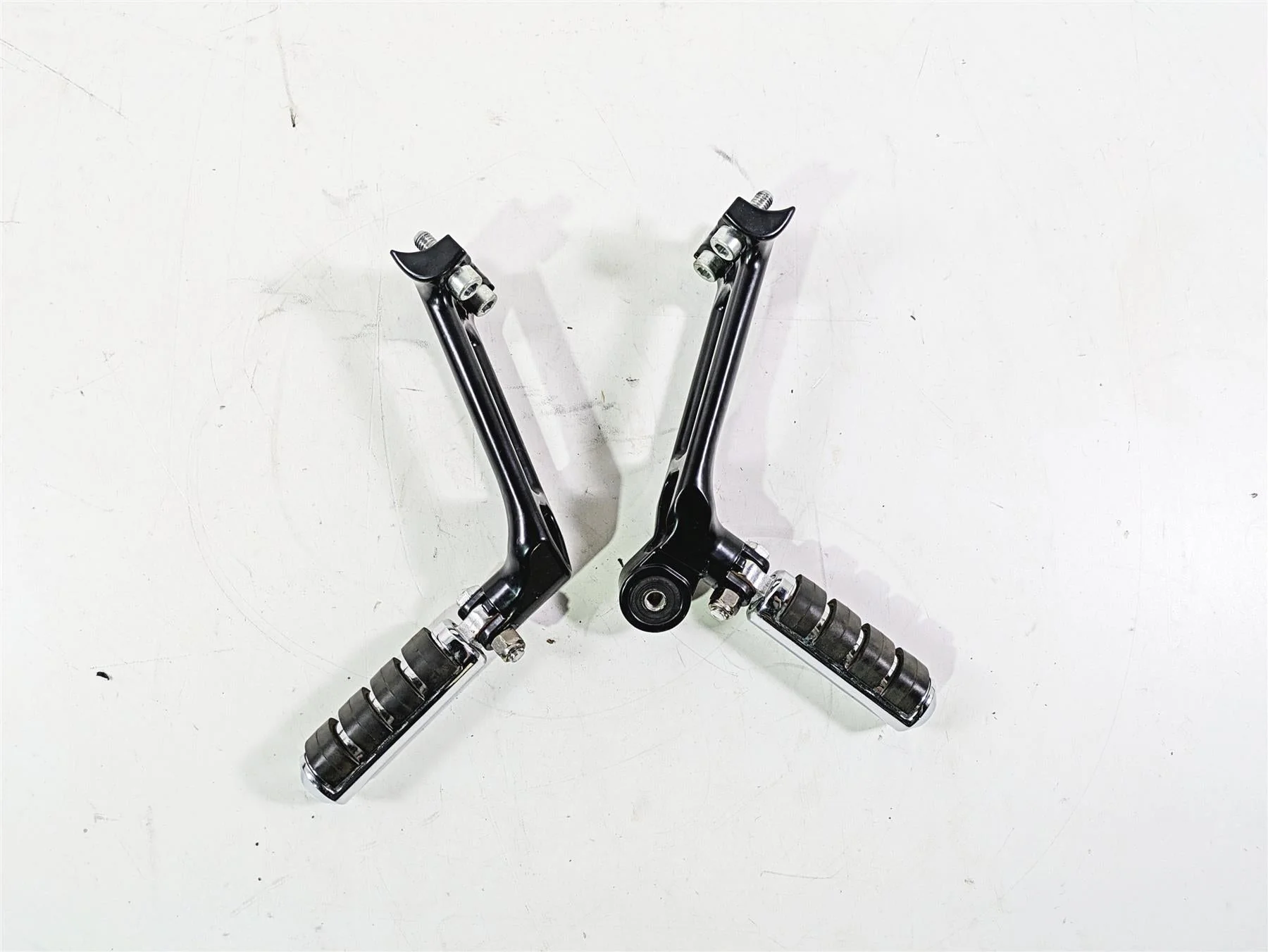 2006 Harley VRSCR Street V-Rod Passenger Footpeg Rest Set R 51087-06 L 51088-06 - Image 5