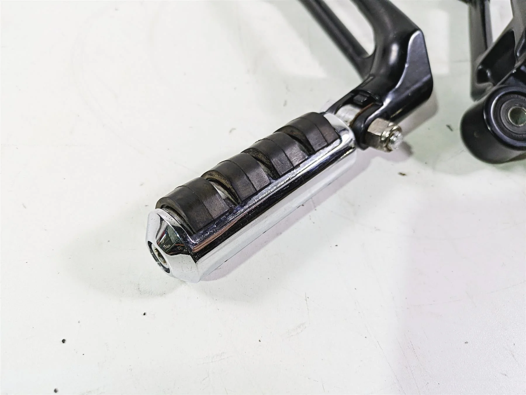 2006 Harley VRSCR Street V-Rod Passenger Footpeg Rest Set R 51087-06 L 51088-06 - Image 7