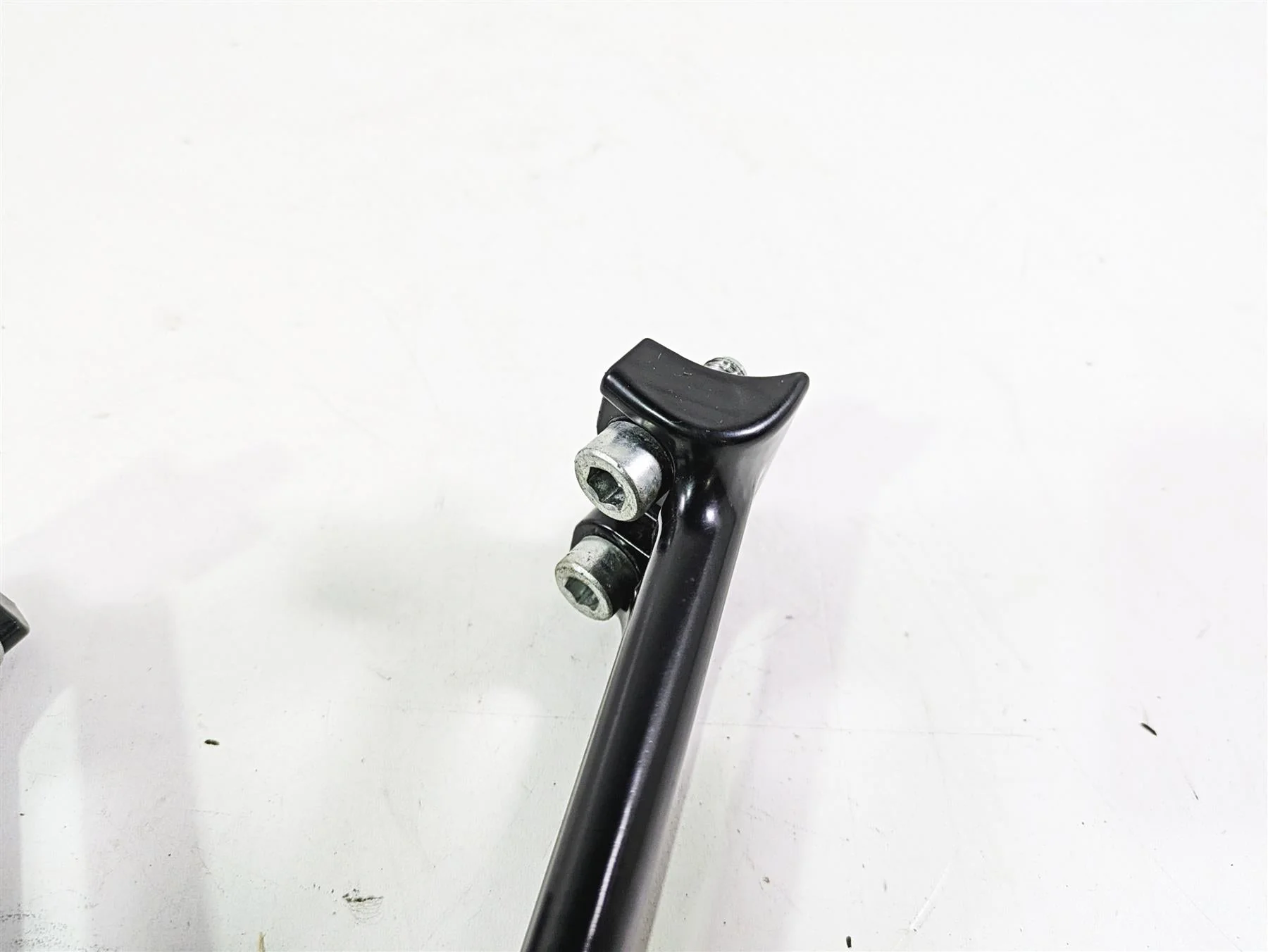 2006 Harley VRSCR Street V-Rod Passenger Footpeg Rest Set R 51087-06 L 51088-06 - Image 9