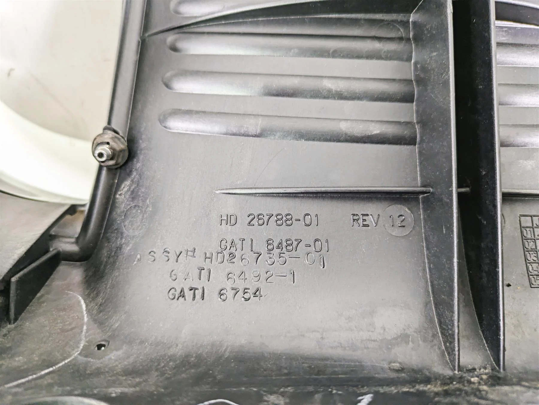 2006 Harley VRSCR Street V-Rod Radiator Center Cover Fairing 26788-01 - Image 9