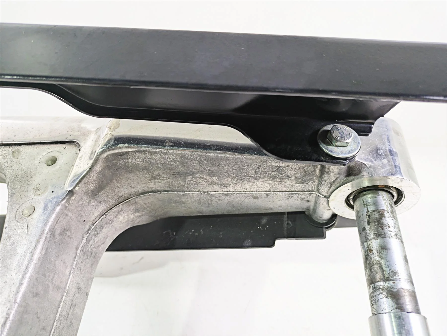 2006 Harley VRSCR Street V-Rod Rear Swingarm & Guards 48372-05 - Image 5