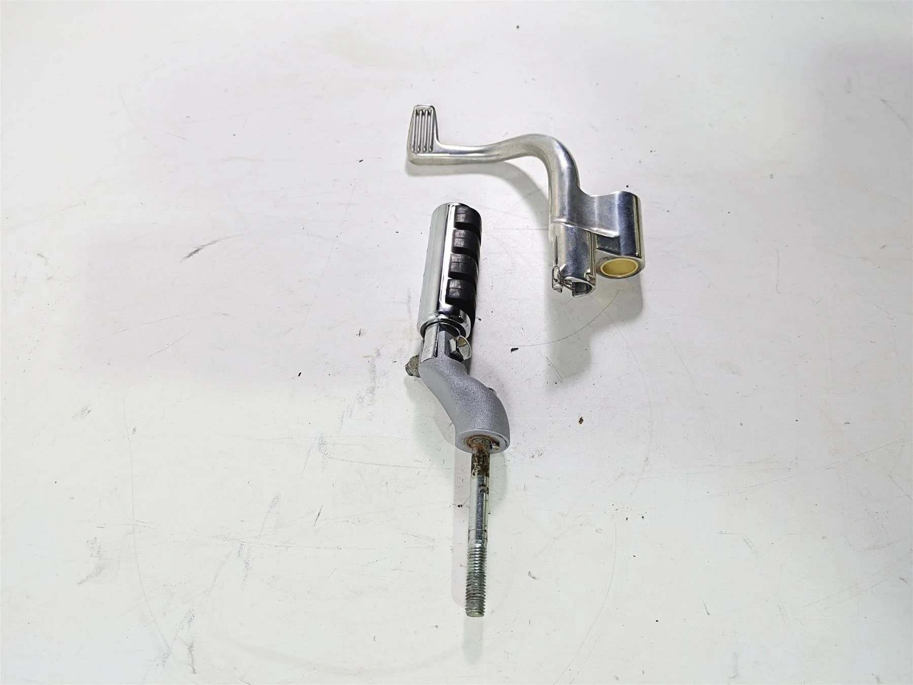 2006 Harley VRSCR Street V-Rod Right Front Footpeg & Brake Lever 42704-06 - Image 3