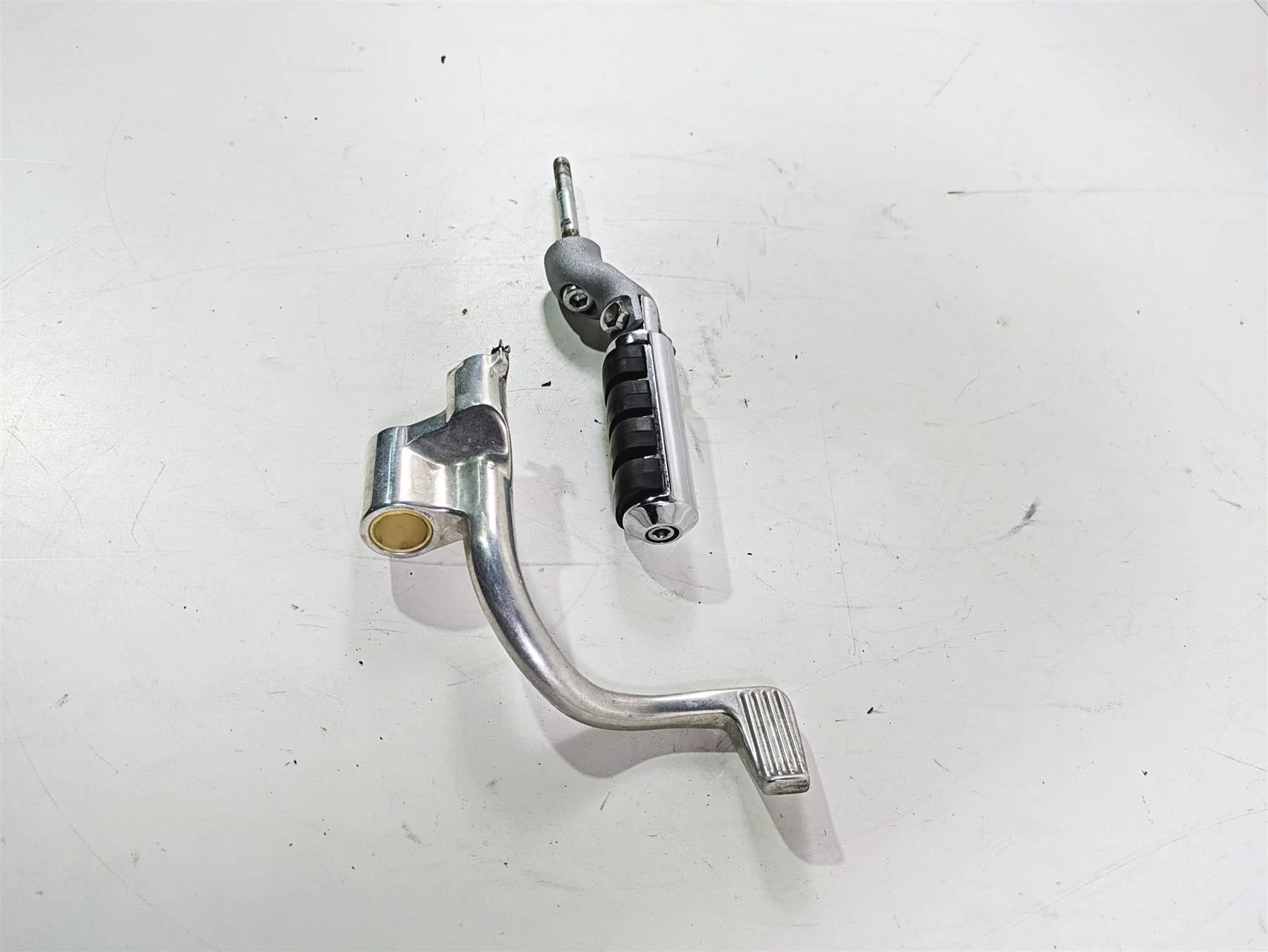 2006 Harley VRSCR Street V-Rod Right Front Footpeg & Brake Lever 42704-06 - Image 4