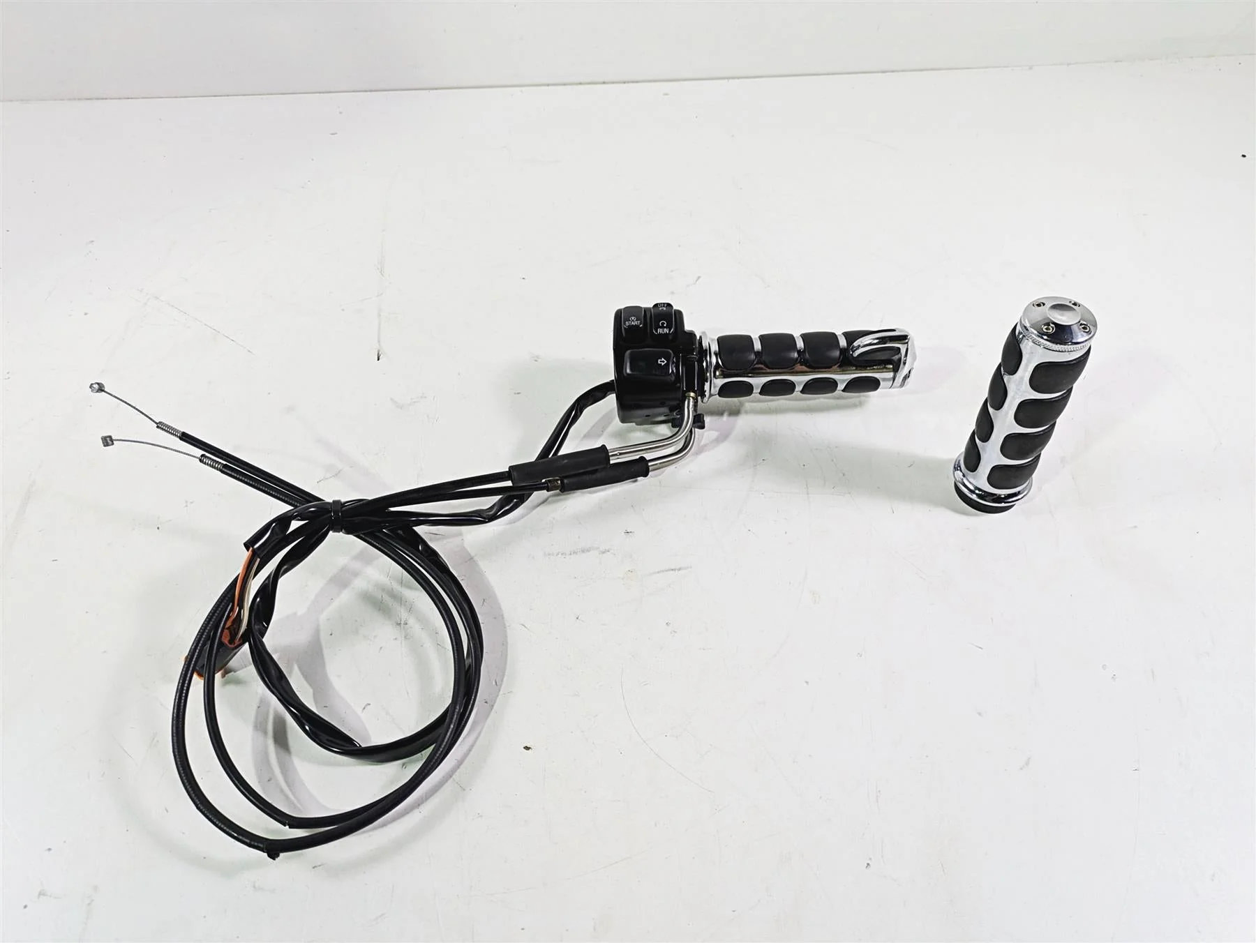 2006 Harley VRSCR Street V-Rod Right Hand Control Switch 71684-06A 71683-06A