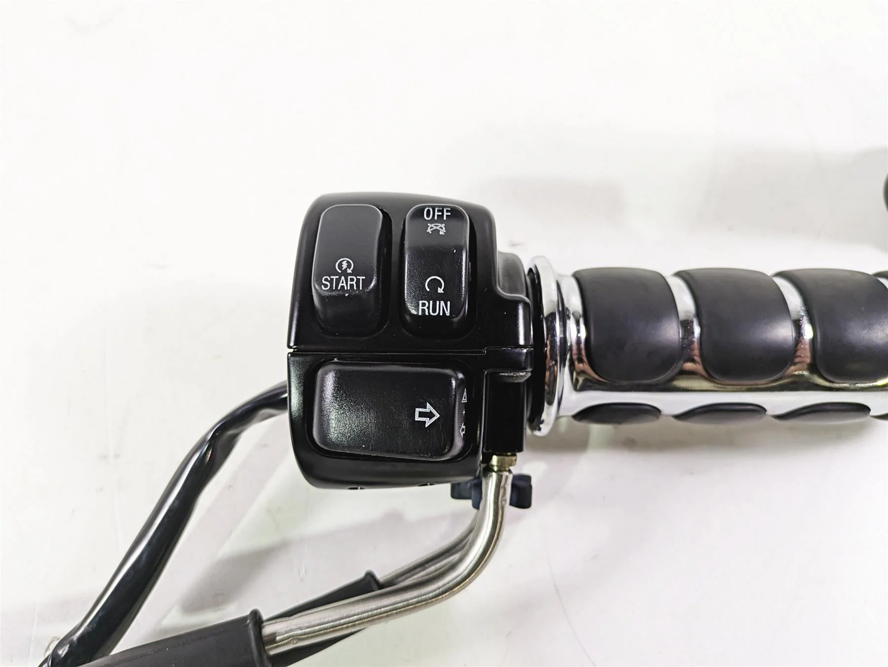 2006 Harley VRSCR Street V-Rod Right Hand Control Switch 71684-06A 71683-06A - Image 10