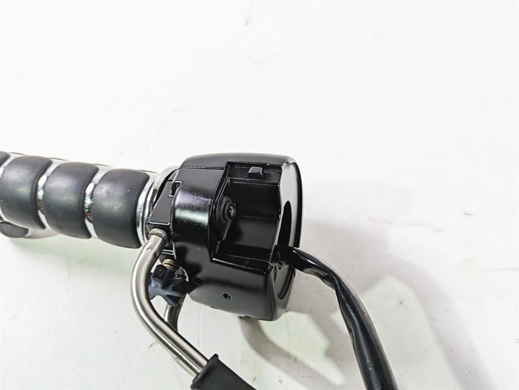 2006 Harley VRSCR Street V-Rod Right Hand Control Switch 71684-06A 71683-06A - Image 6