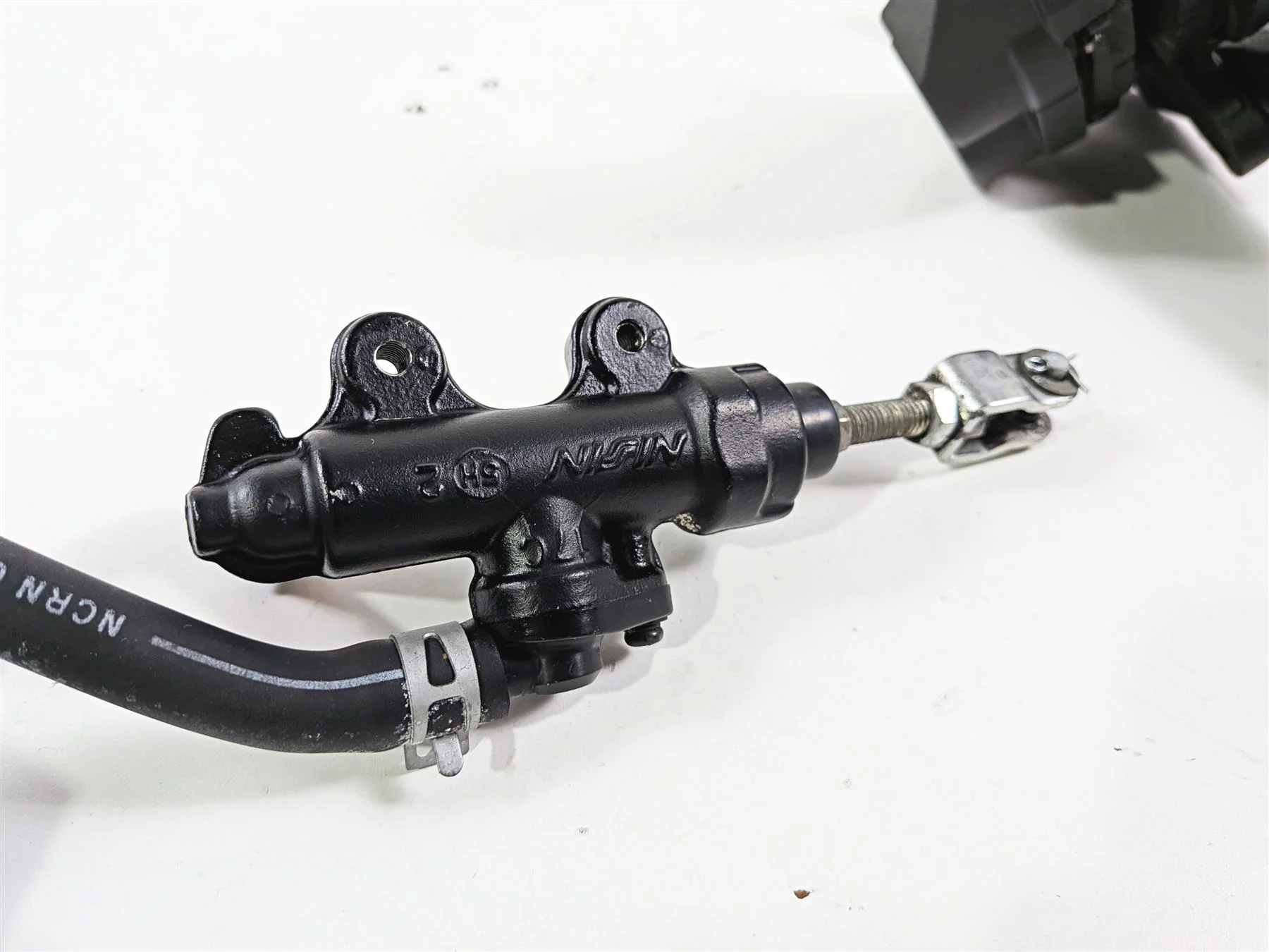 2006 Suzuki C90 VL1500T Boulevard Rear Brake Caliper & Mstr Cyl 69100-10F10-999 - Image 10