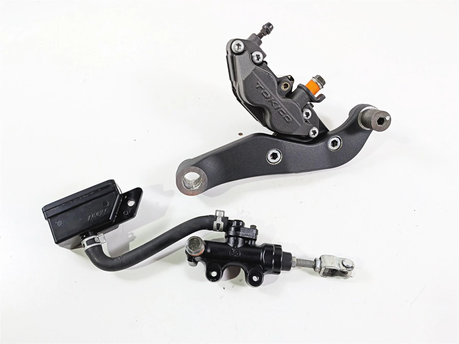 2006 Suzuki C90 VL1500T Boulevard Rear Brake Caliper & Mstr Cyl 69100-10F10-999 - Image 12