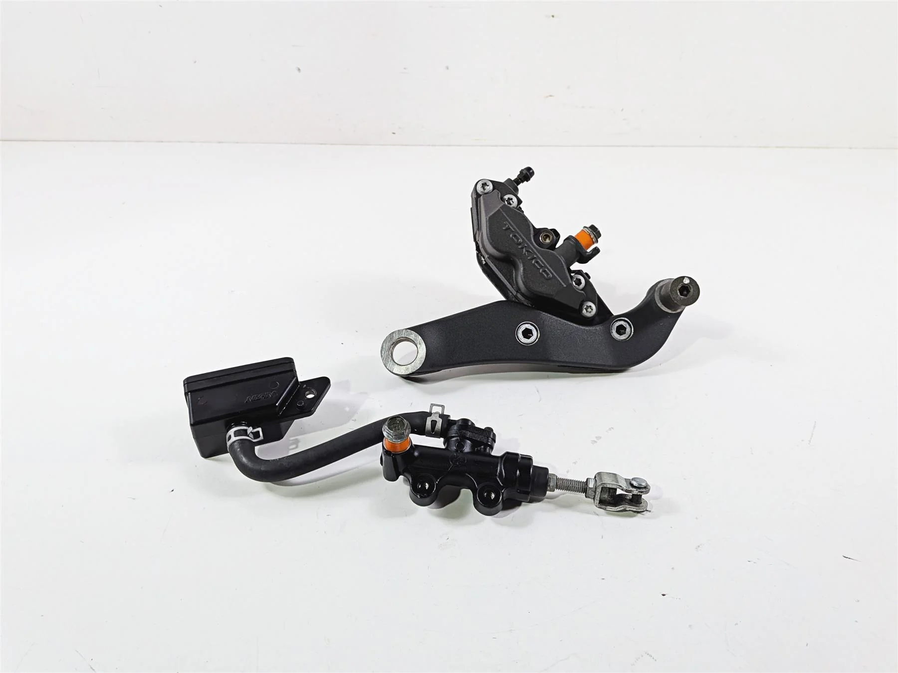 2006 Suzuki C90 VL1500T Boulevard Rear Brake Caliper & Mstr Cyl 69100-10F10-999 - Image 2