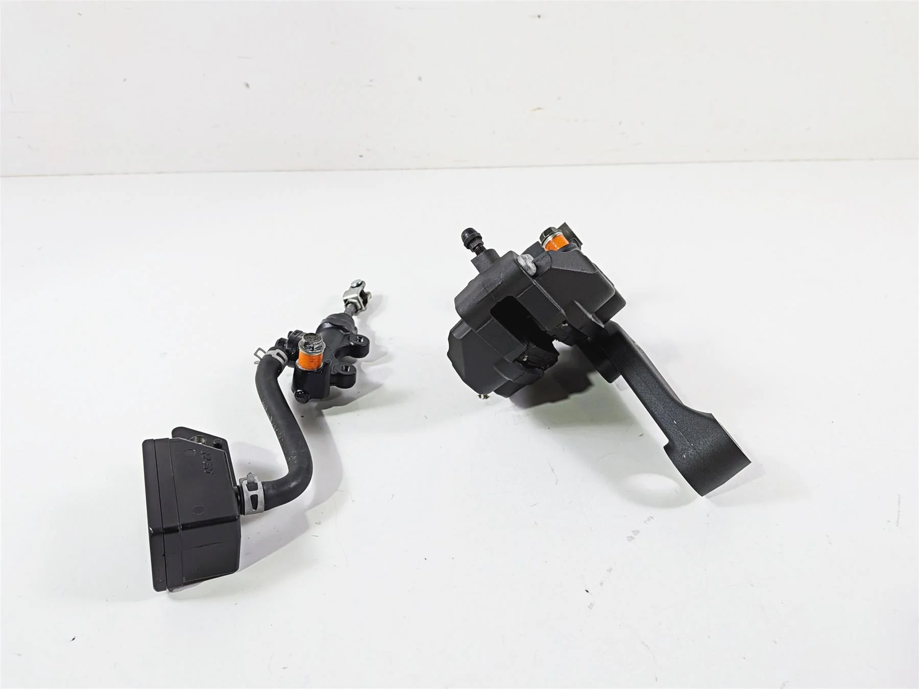 2006 Suzuki C90 VL1500T Boulevard Rear Brake Caliper & Mstr Cyl 69100-10F10-999 - Image 3