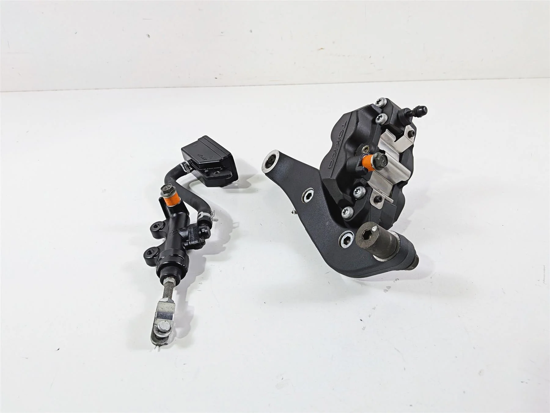 2006 Suzuki C90 VL1500T Boulevard Rear Brake Caliper & Mstr Cyl 69100-10F10-999 - Image 5