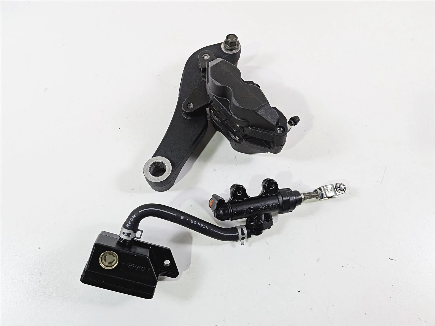 2006 Suzuki C90 VL1500T Boulevard Rear Brake Caliper & Mstr Cyl 69100-10F10-999 - Image 6