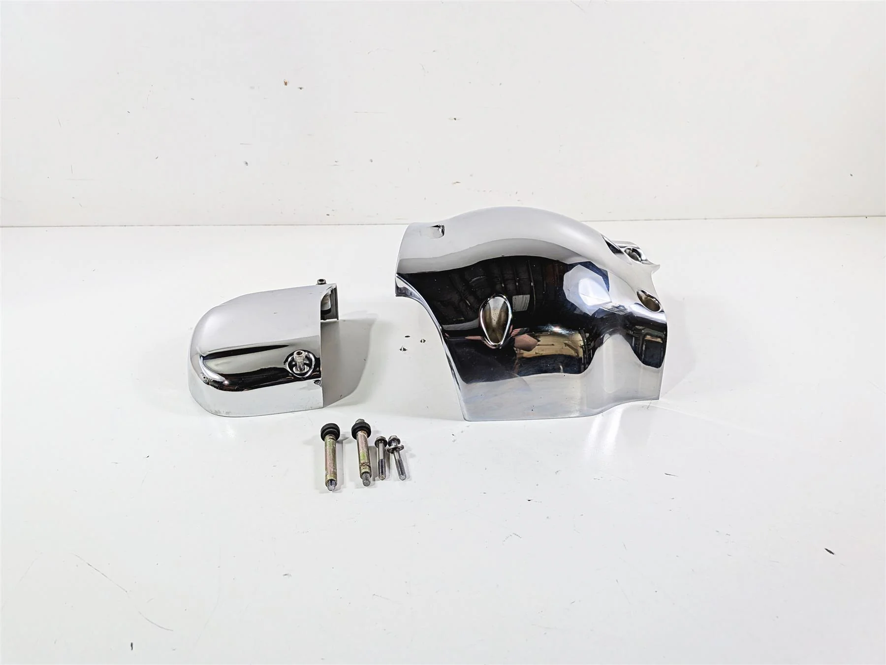 2006 Suzuki C90 VL1500T Boulevard Rear Engine Side Cover Set 11361-10F00 - Image 3