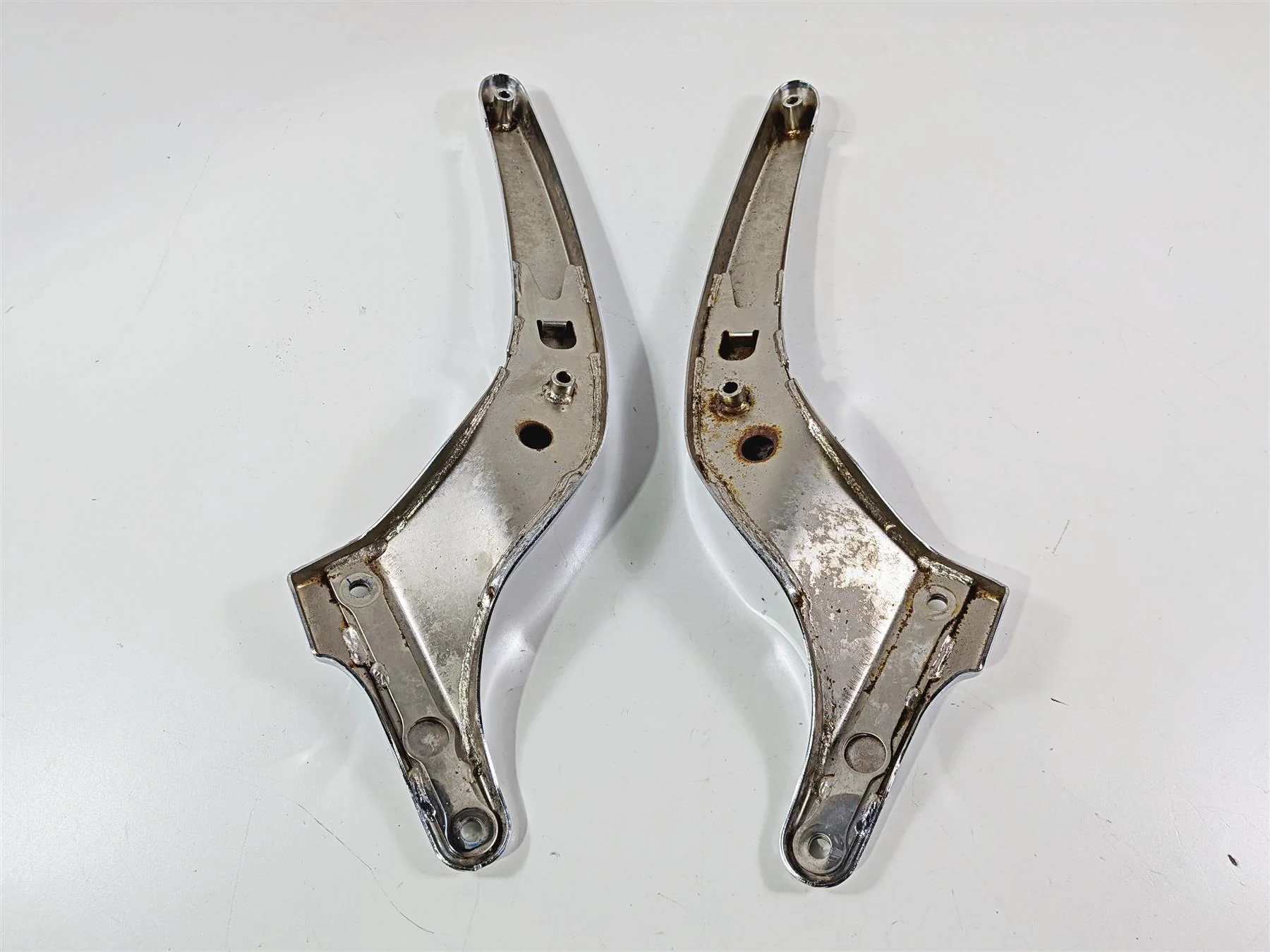 2006 Suzuki C90 VL1500T Boulevard Rear Fender Chrome Struts Mounts 41610-10F30 - Image 4
