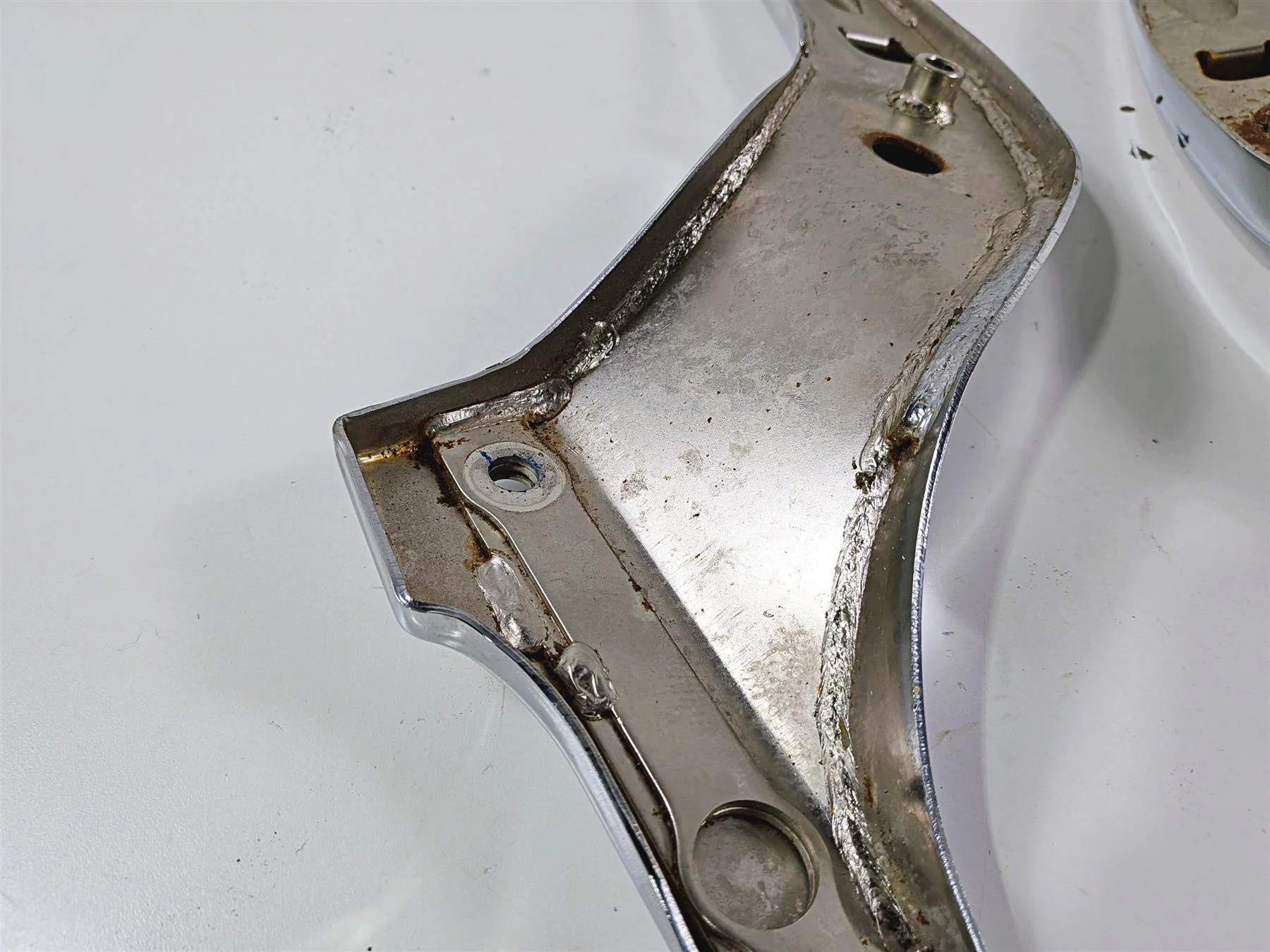 2006 Suzuki C90 VL1500T Boulevard Rear Fender Chrome Struts Mounts 41610-10F30 - Image 6