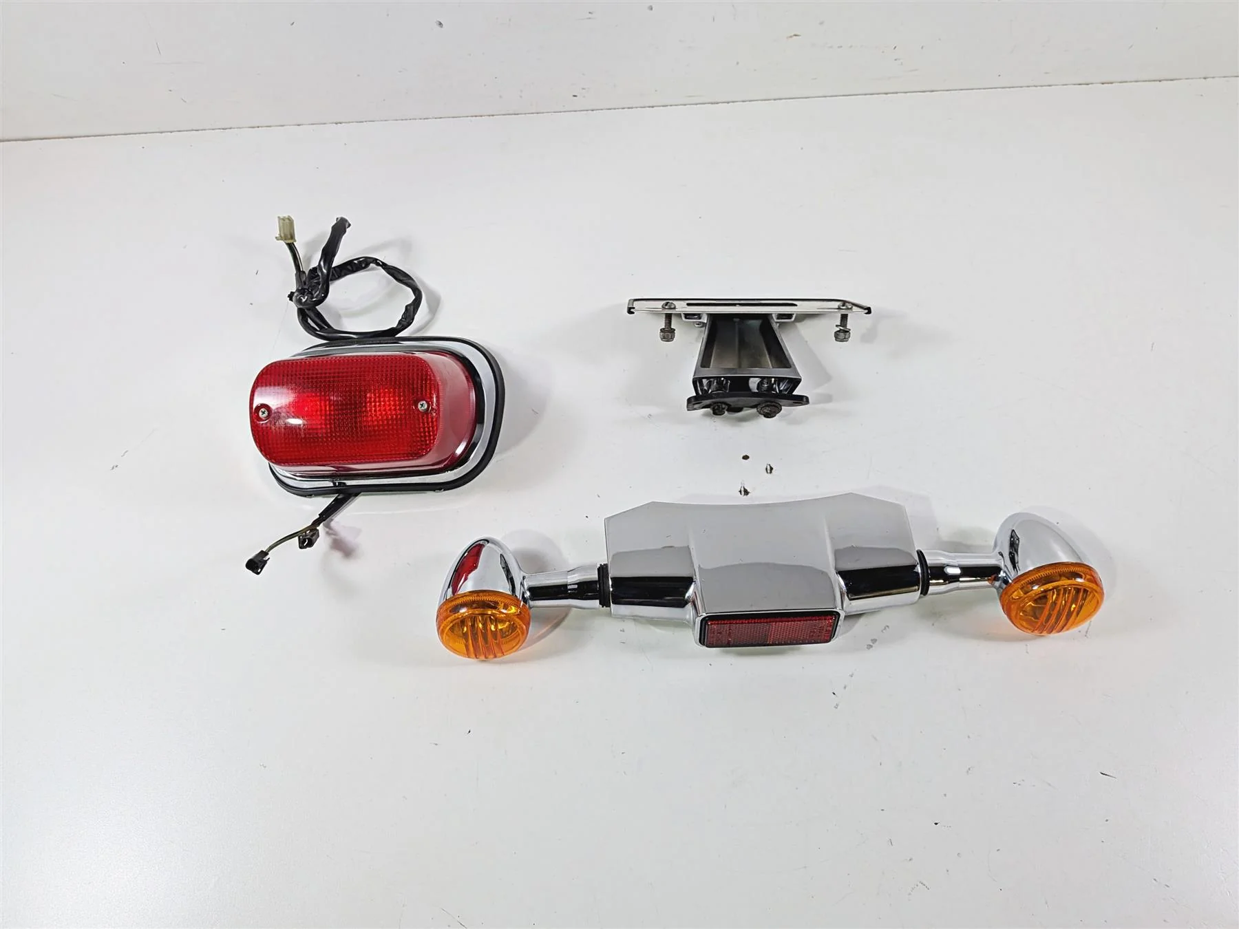 2006 Suzuki C90 VL1500T Boulevard Taillight Blinker Plate Holder Set 35710-10F30
